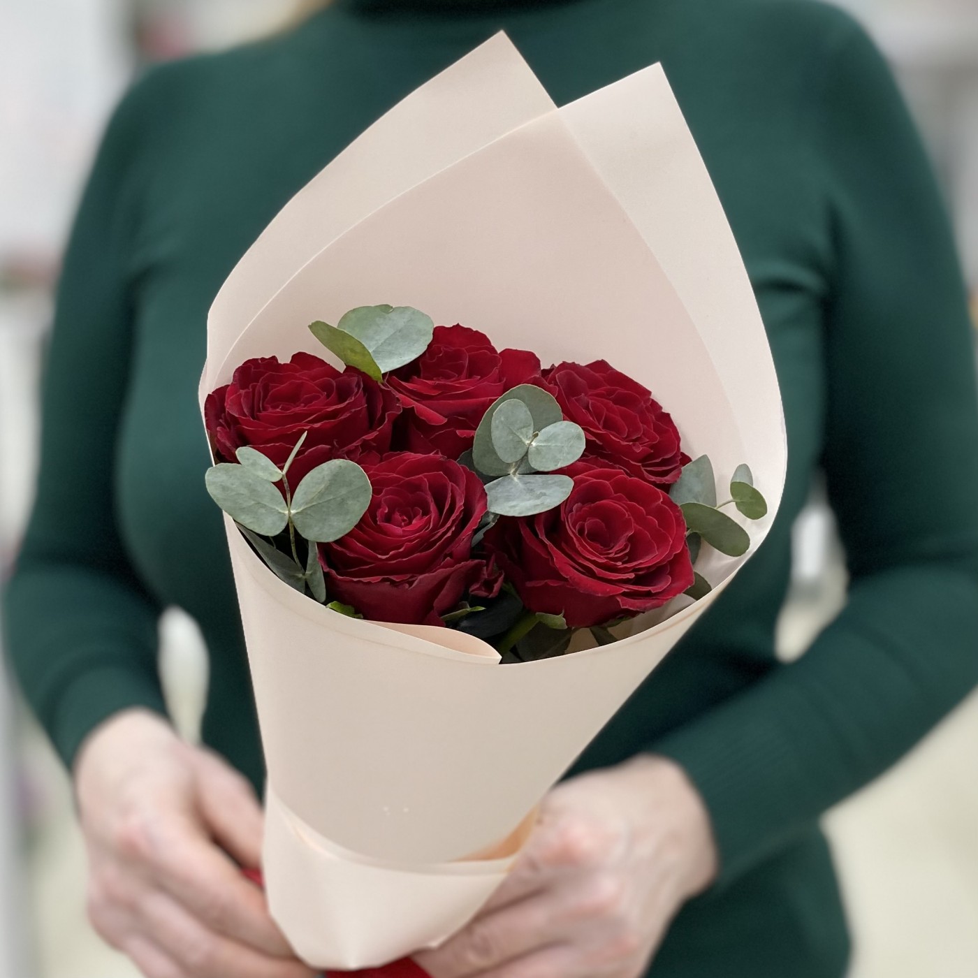 5 красных роз с эвкалиптом