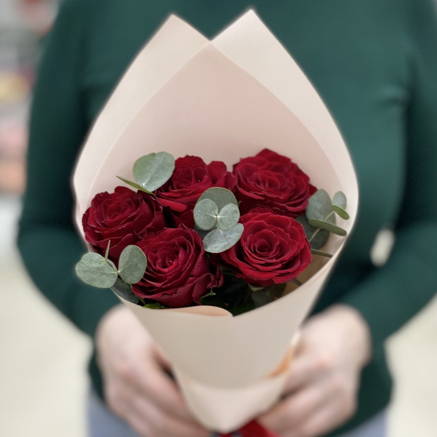 5 красных роз с эвкалиптом
