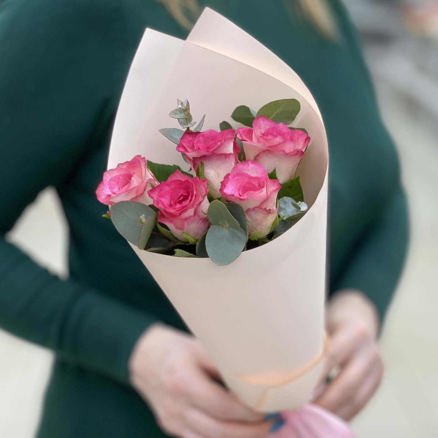 5 малиново - белых роз с эвкалиптом