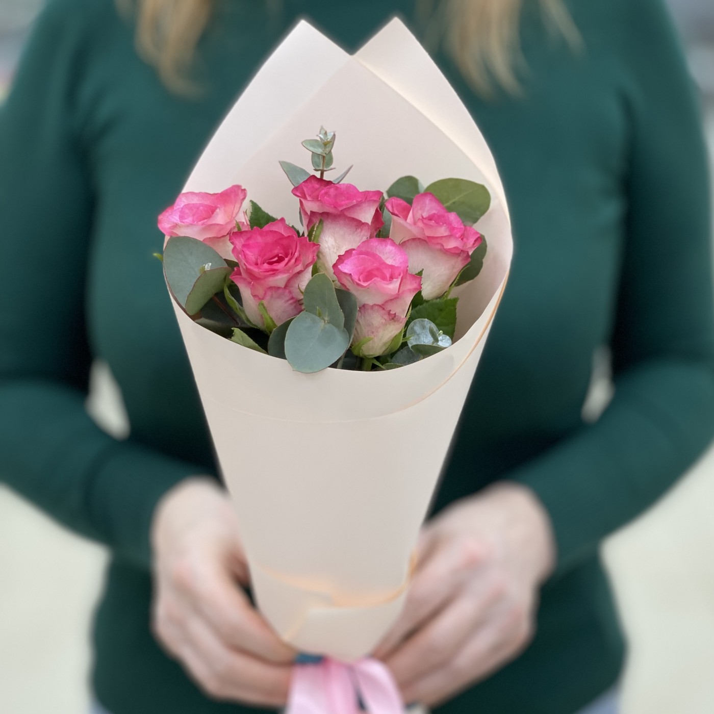 5 малиново - белых роз с эвкалиптом