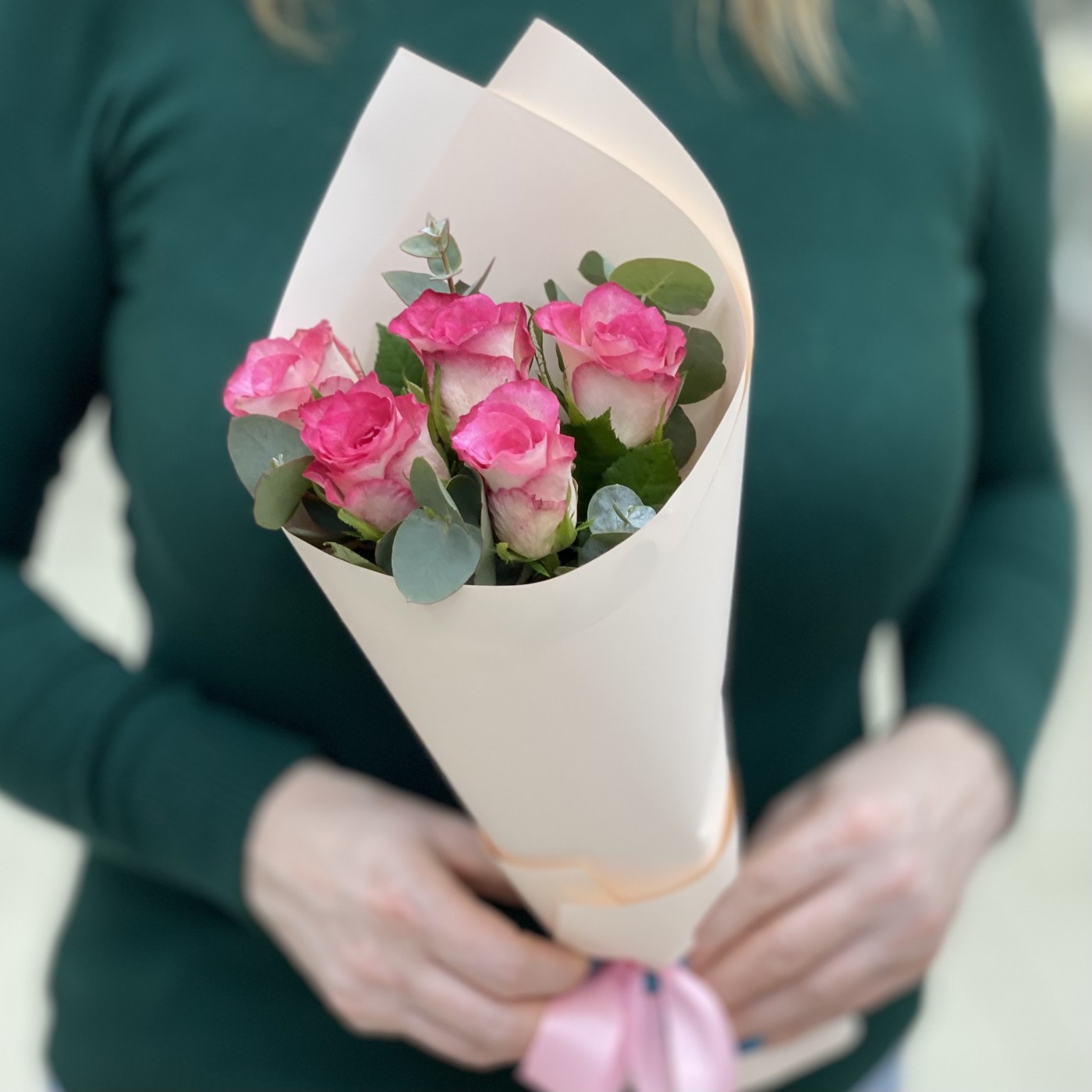 5 малиново - белых роз с эвкалиптом