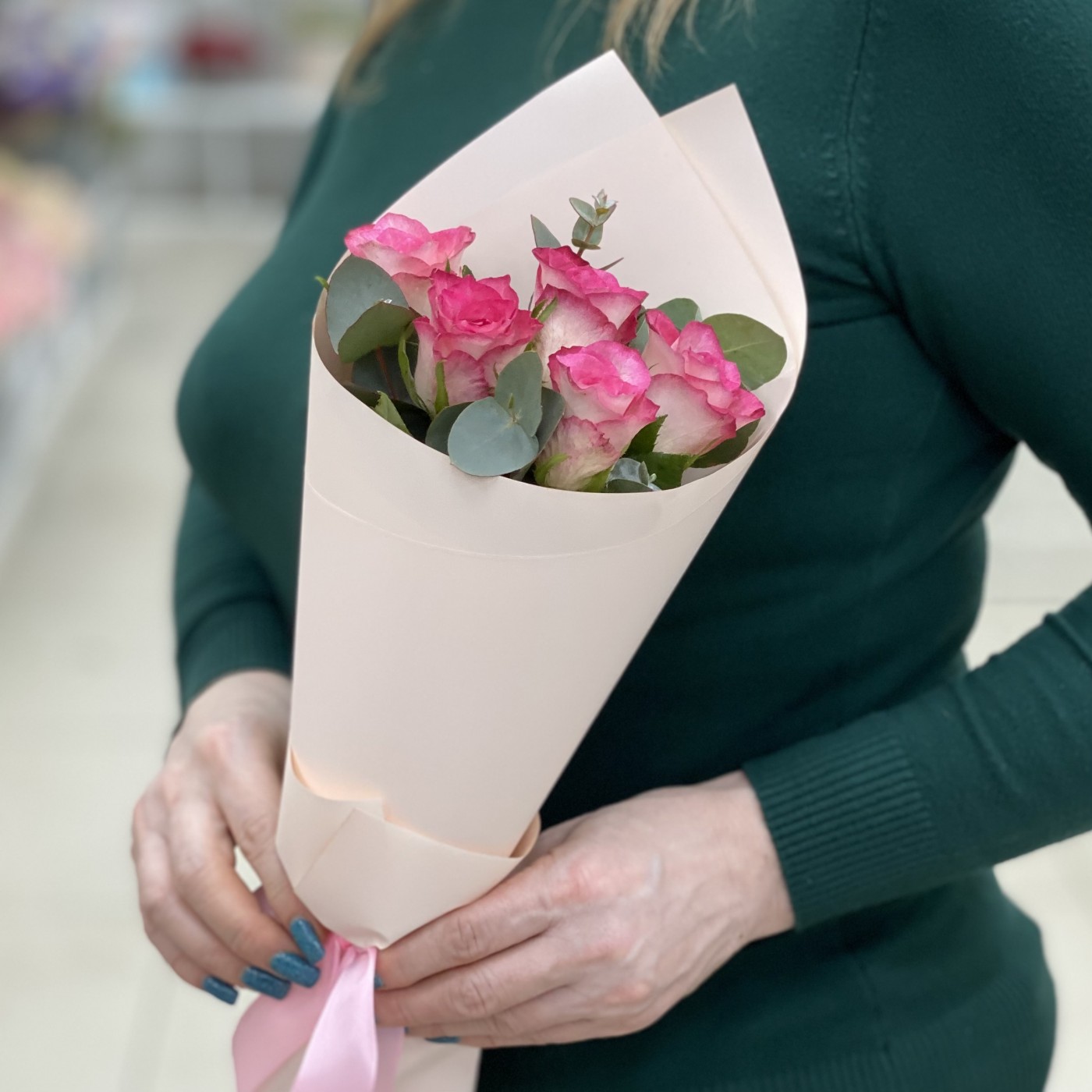 5 малиново - белых роз с эвкалиптом