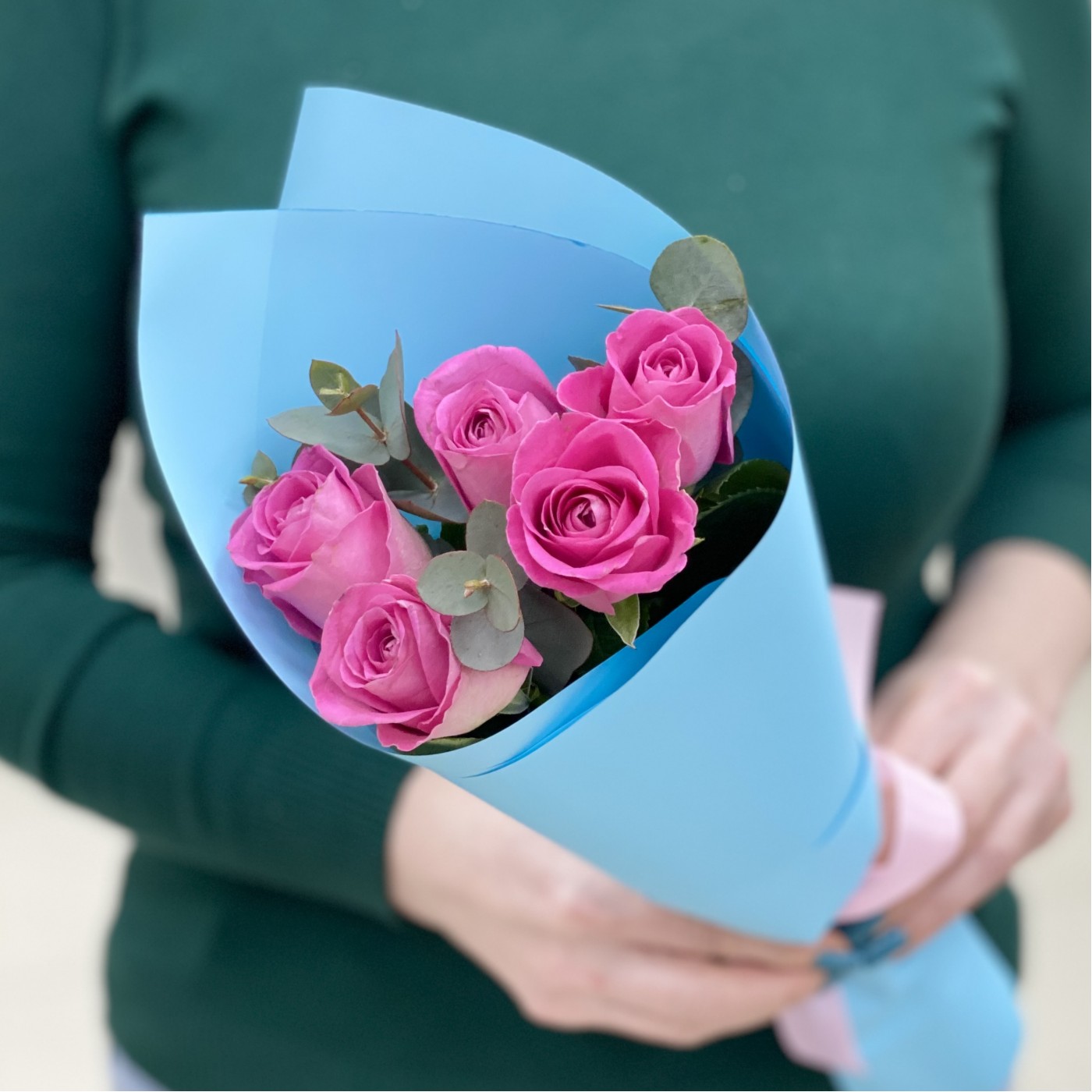 5 роз Аква с эвкалиптом в упаковке