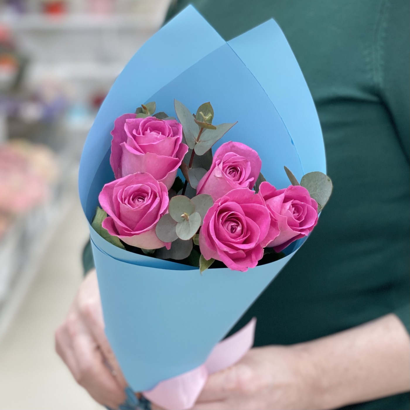 5 роз Аква с эвкалиптом в упаковке