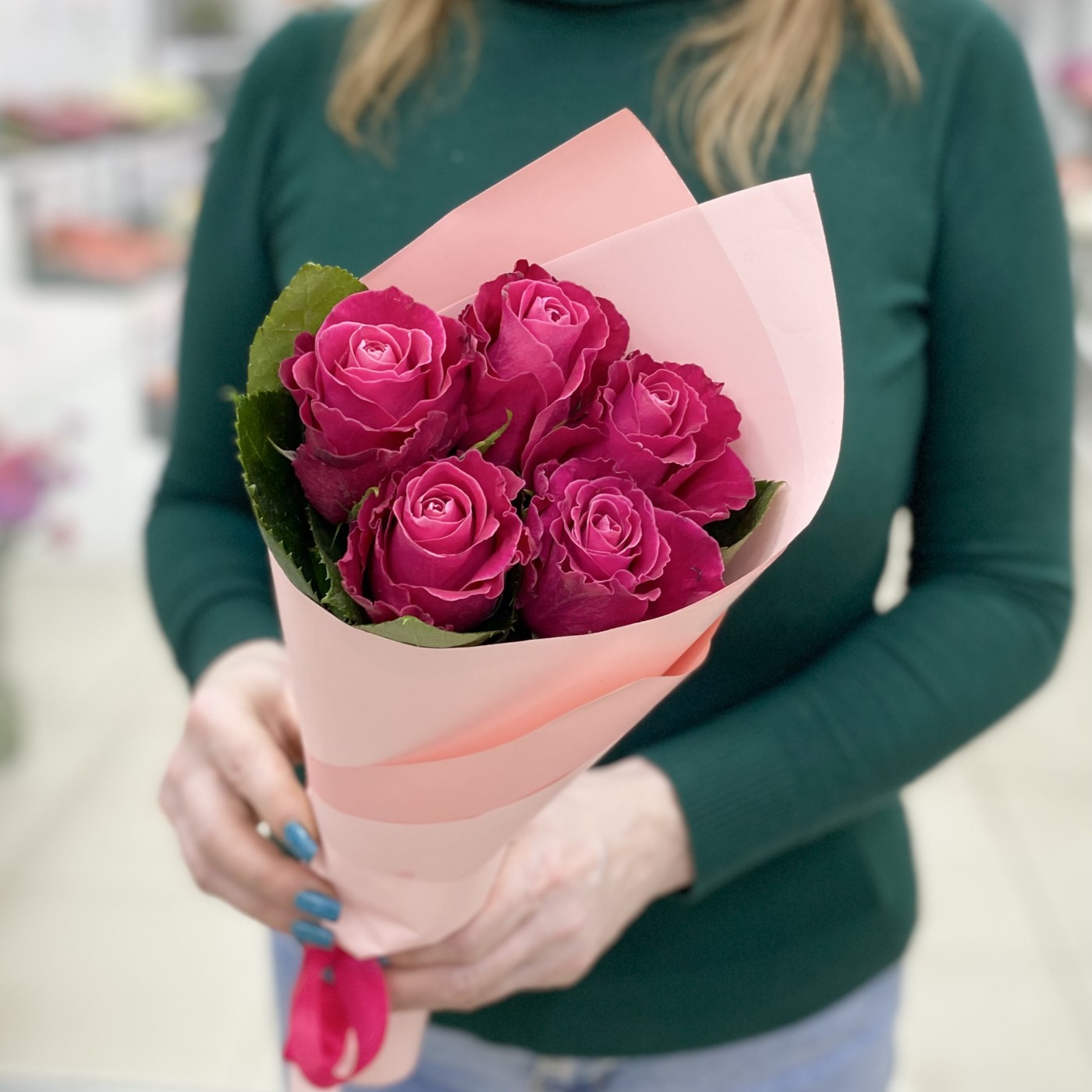 5 ярко-малиновых роз в упаковке