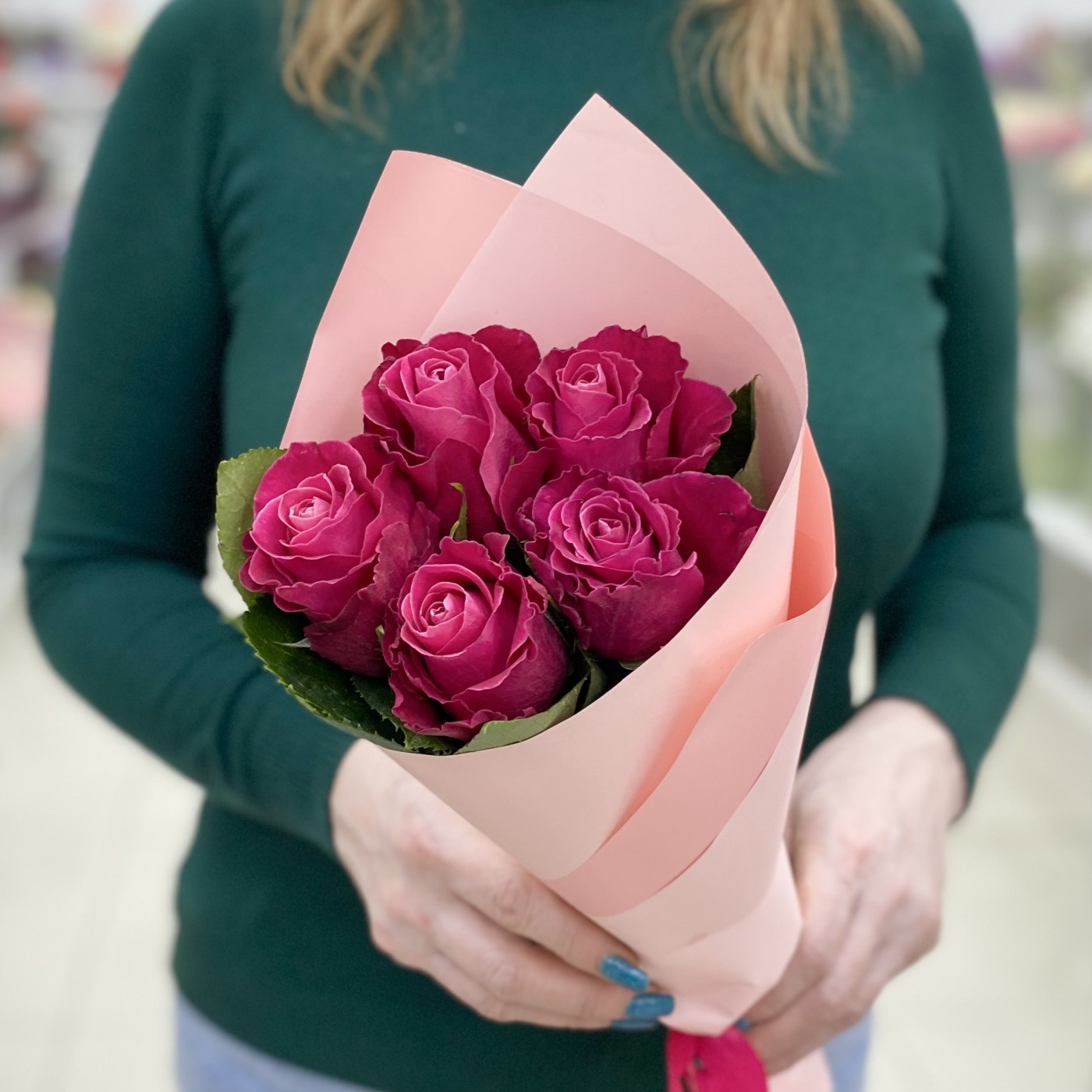 5 ярко-малиновых роз в упаковке