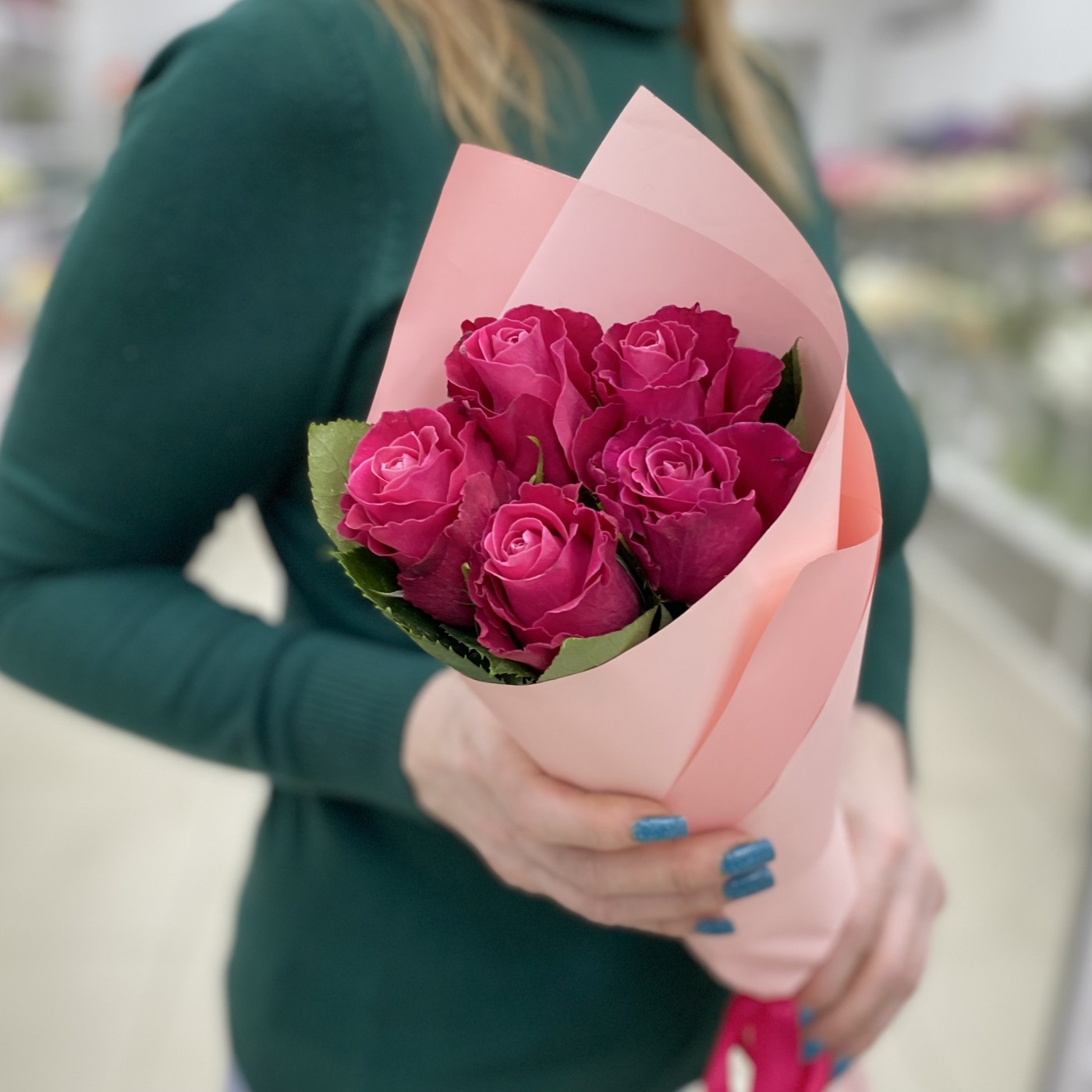 5 ярко-малиновых роз в упаковке