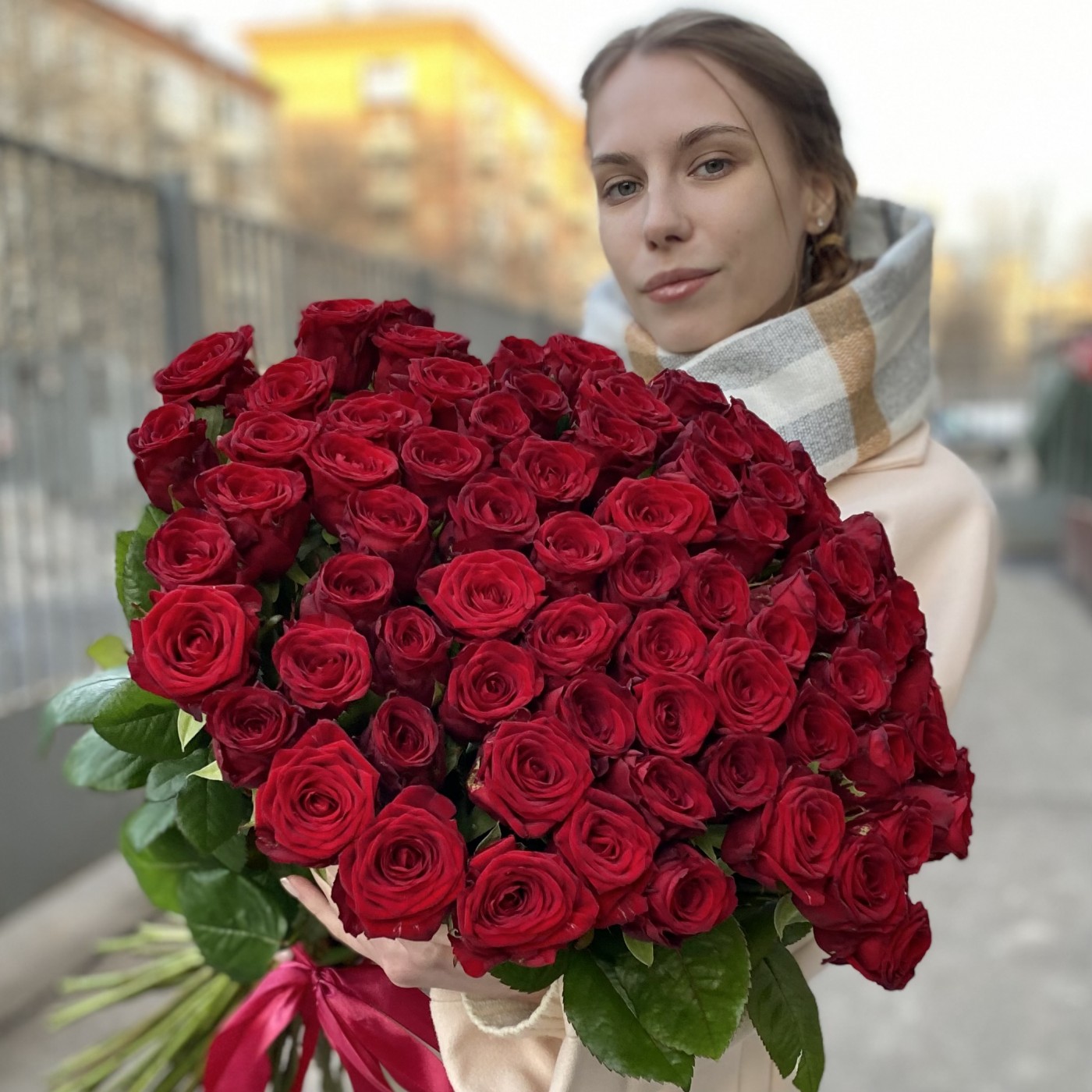 75 красных роз Ред Наоми 60 см