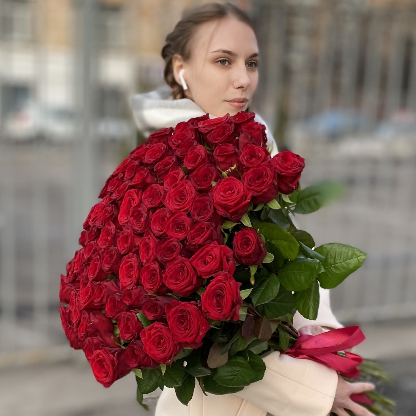 75 красных роз Ред Наоми 60 см