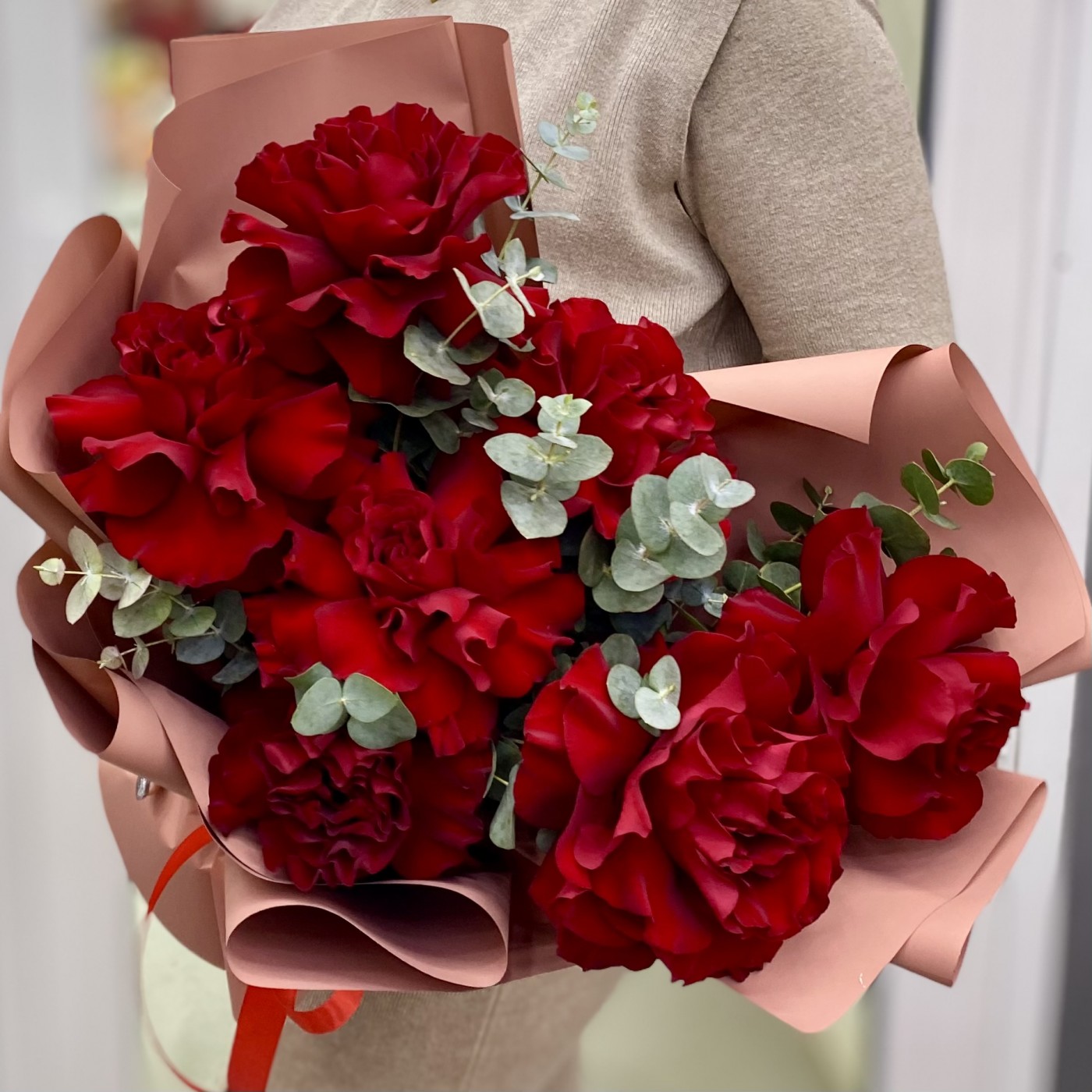 7 красных роз Хартс с эвкалиптом