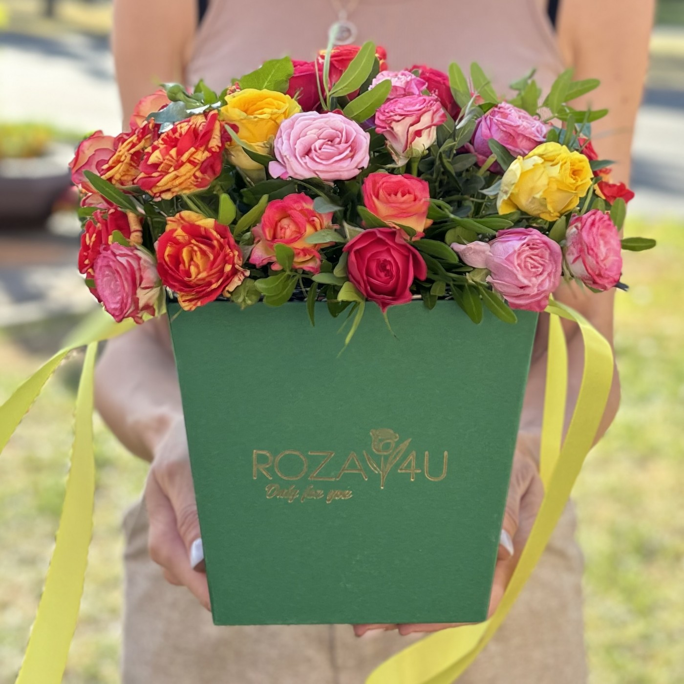 7 ярких кустовых и пионовидных роз в коробке MIX