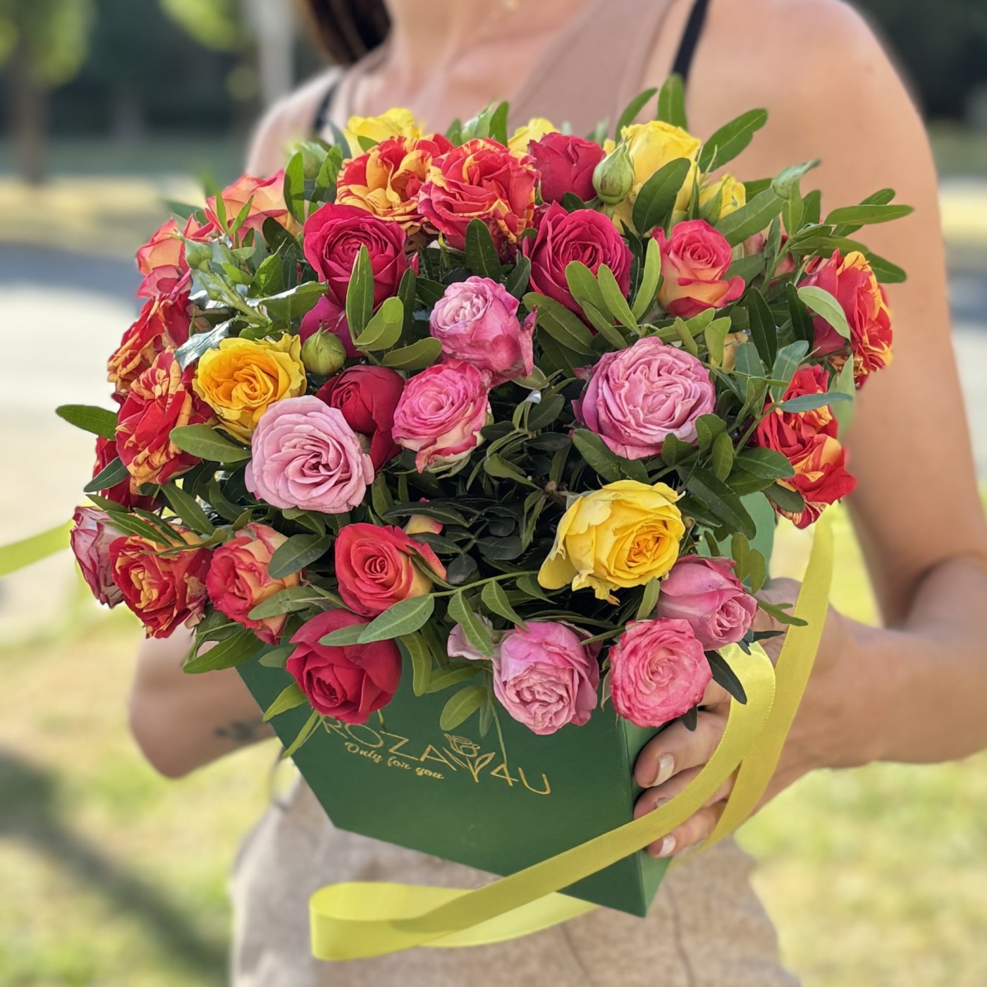 7 ярких кустовых и пионовидных роз в коробке MIX