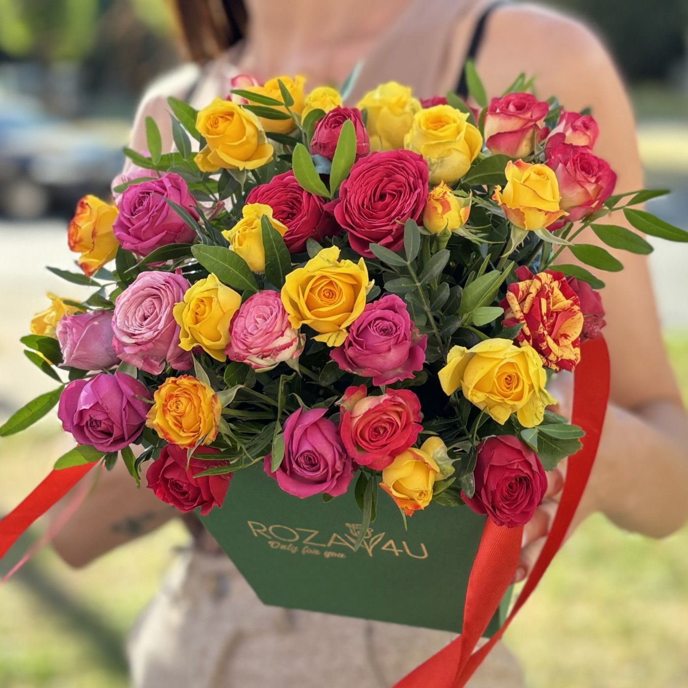 7 ярких кустовых и пионовидных роз в коробке MIX