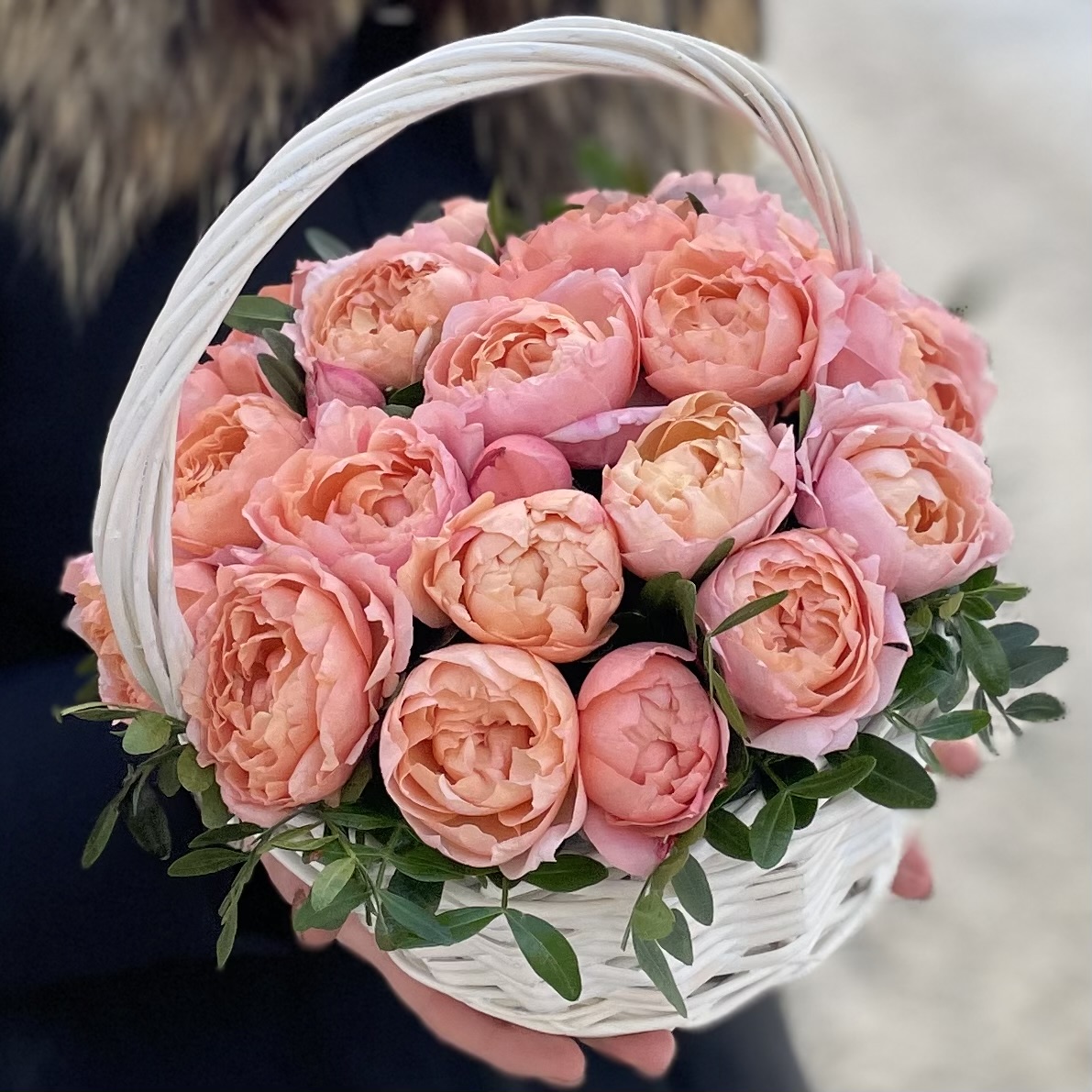 7 кустовых пионовидных роз Джульетта в корзине
