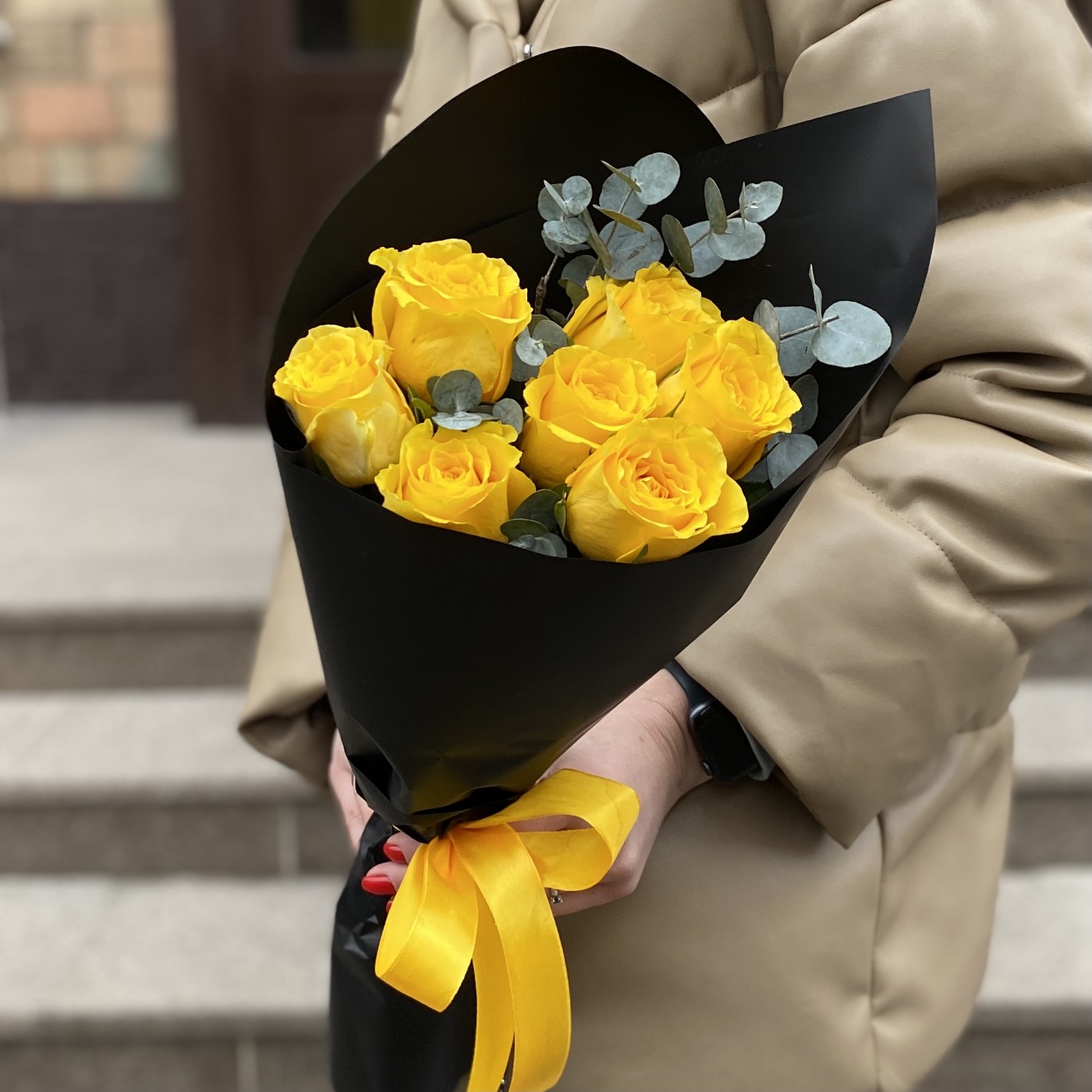 7 желтых роз с эвкалиптом