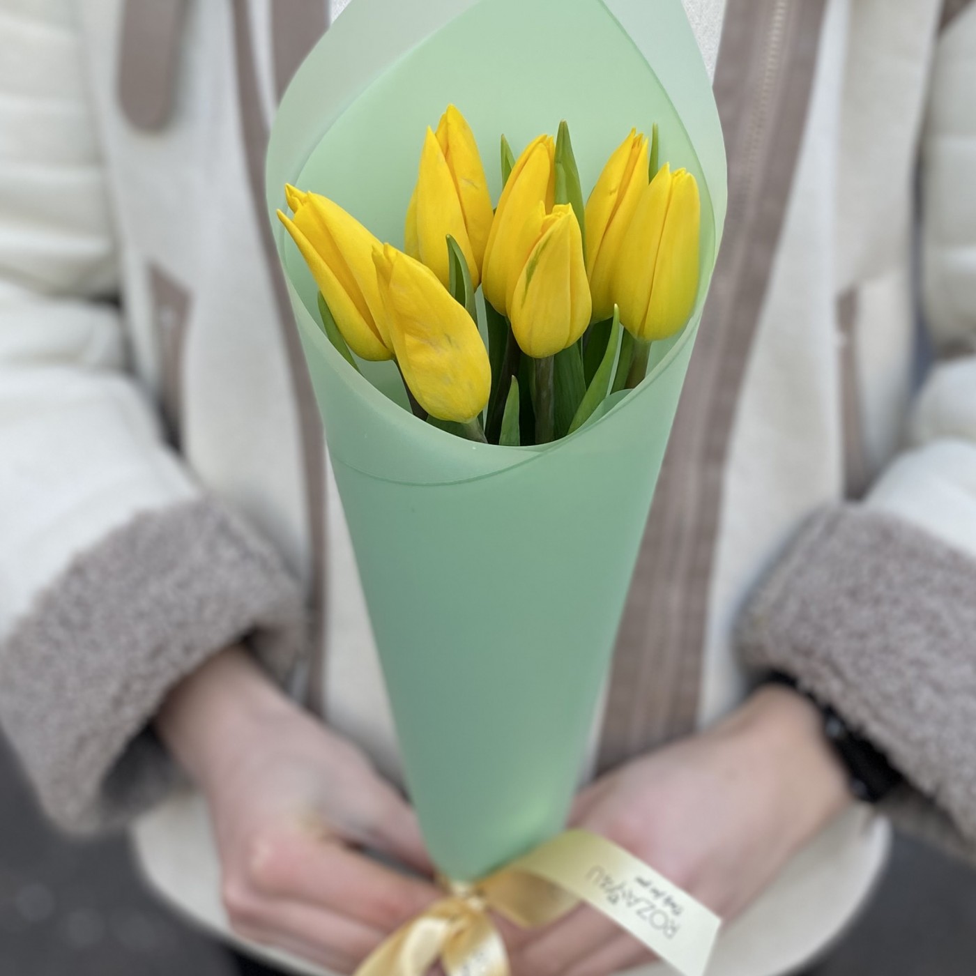 7 желтых тюльпанов в упаковке