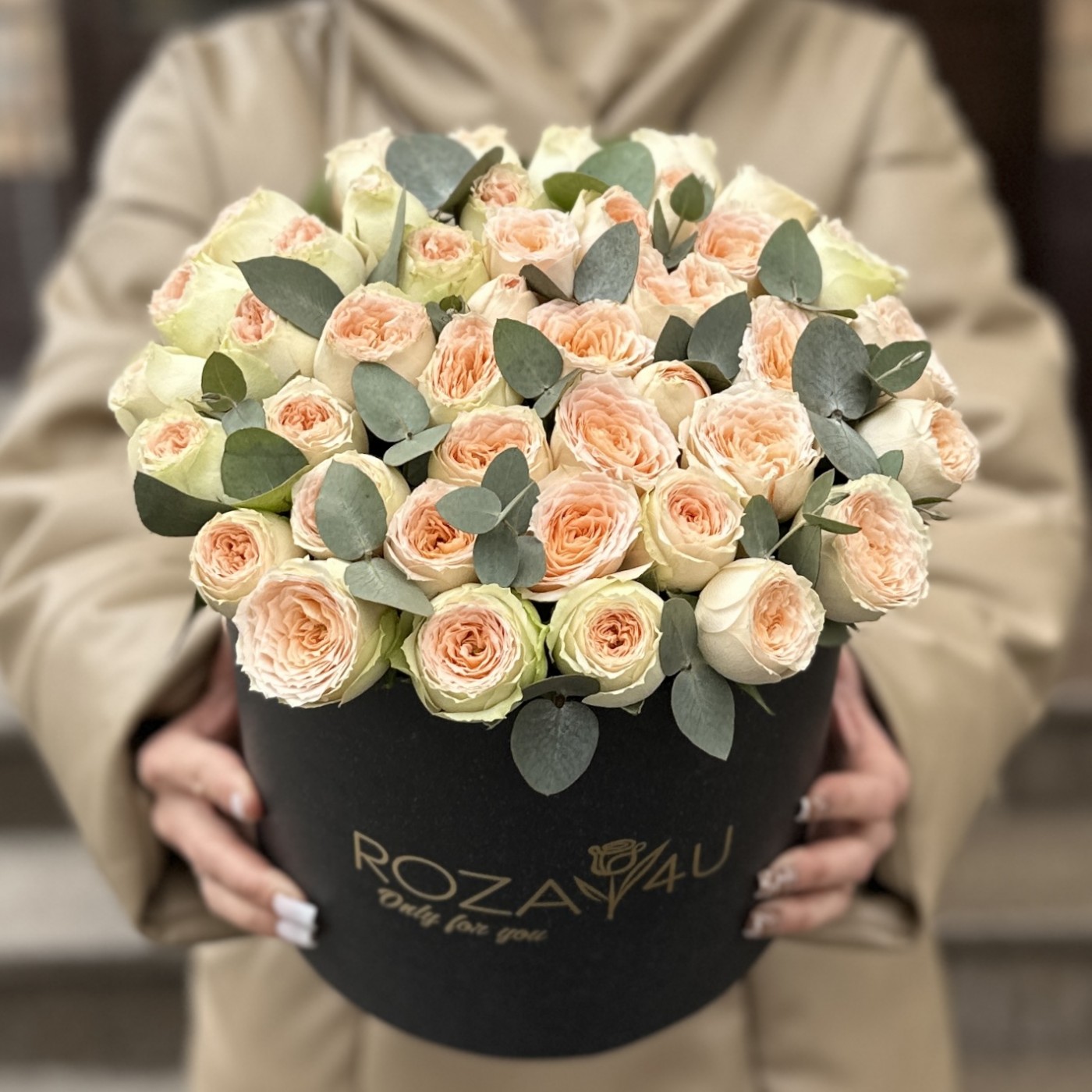 9 кустовых пионовидных роз Павлова в коробке
