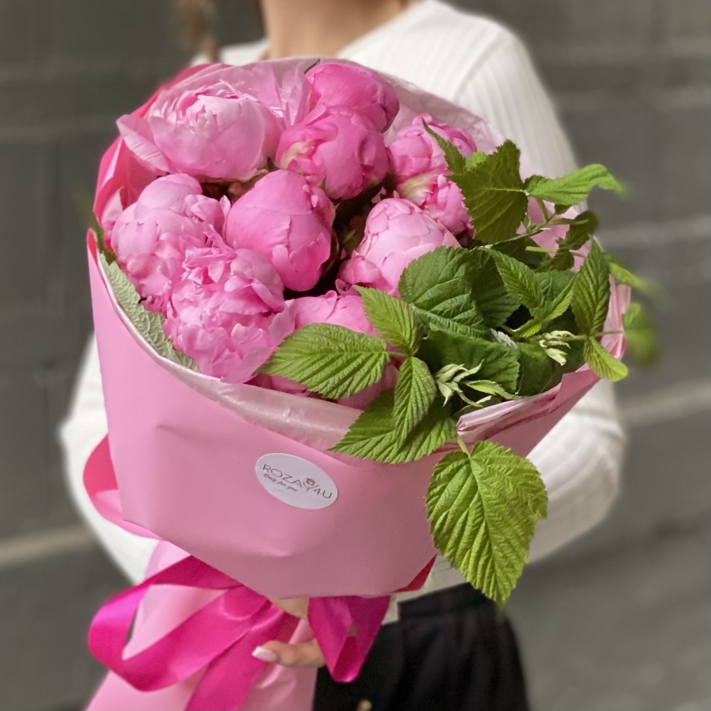 9 розовых пионов Флеминг с малиной