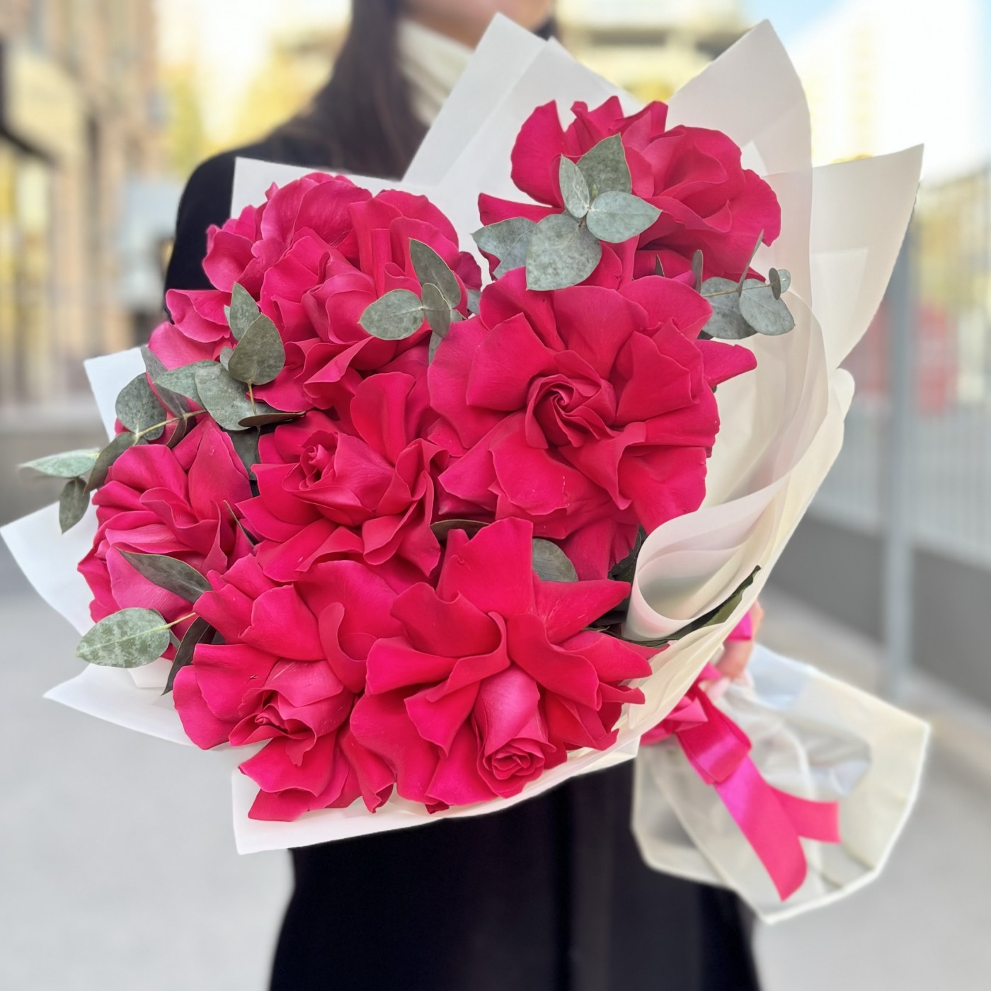 9 пышных малиновых роз с эвкалиптом в упаковке