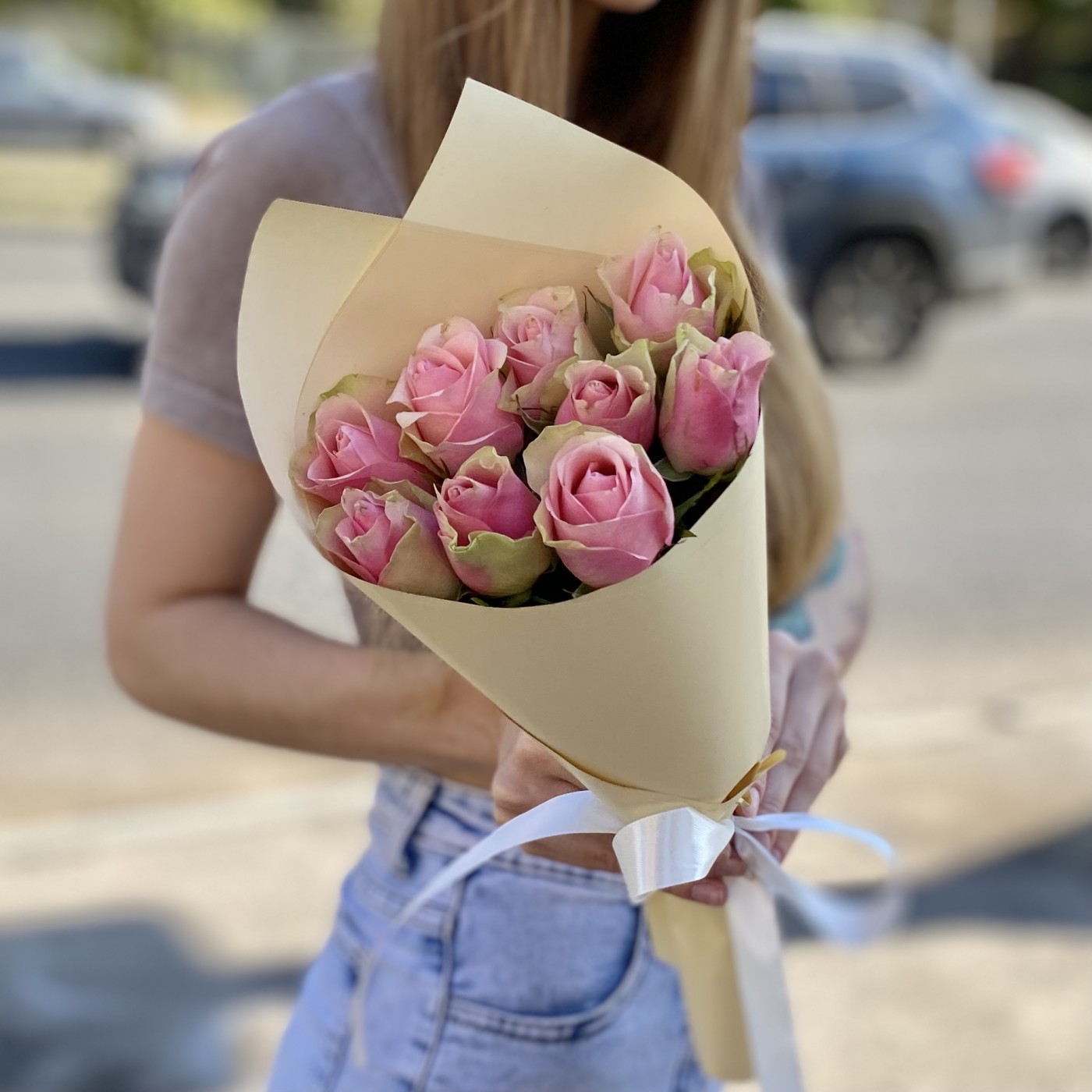 9 розово-зеленых роз в упаковке