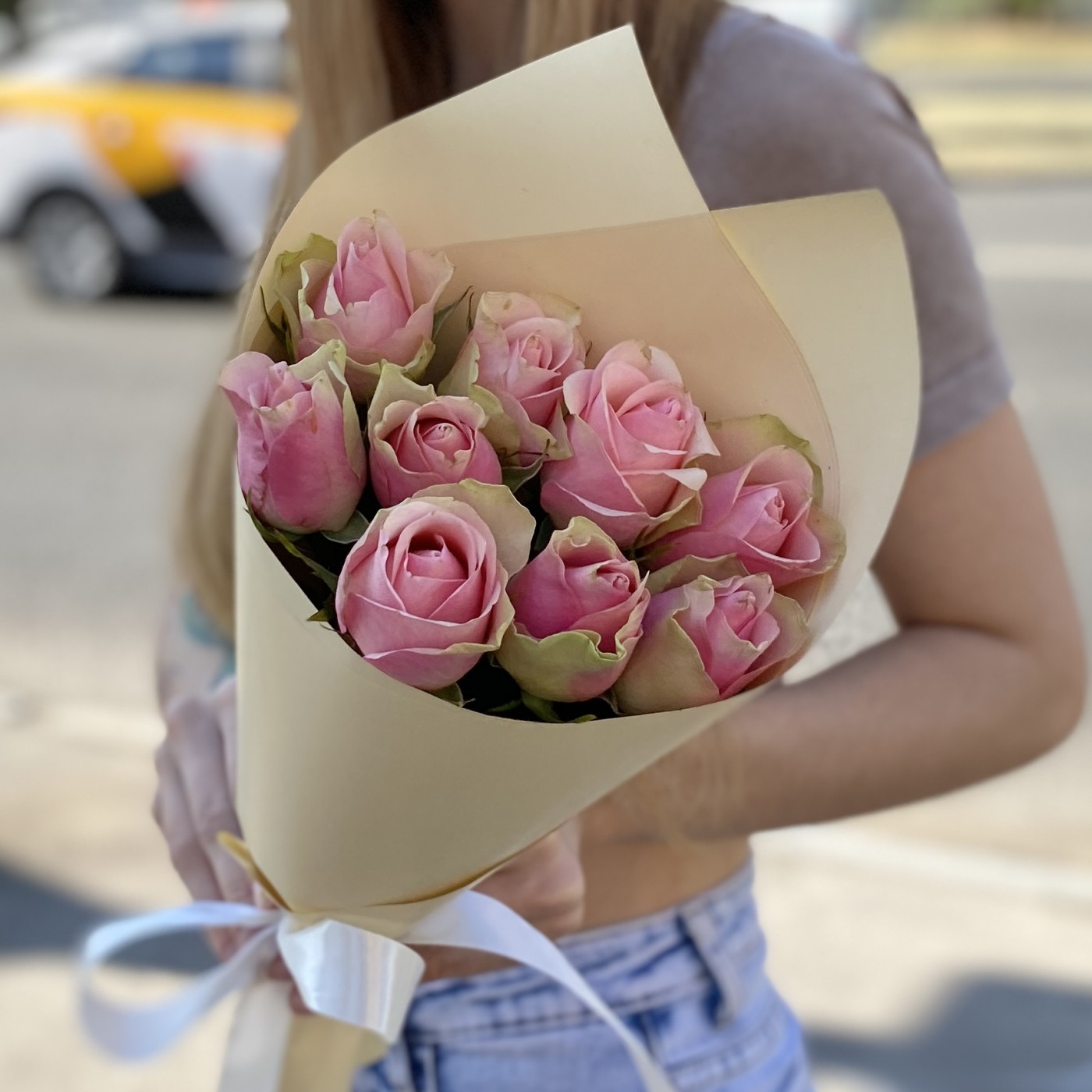 9 розово-зеленых роз в упаковке