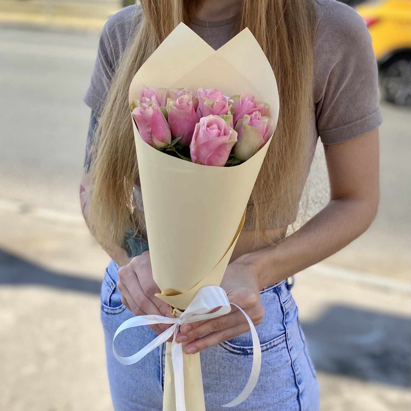 9 розово-зеленых роз в упаковке
