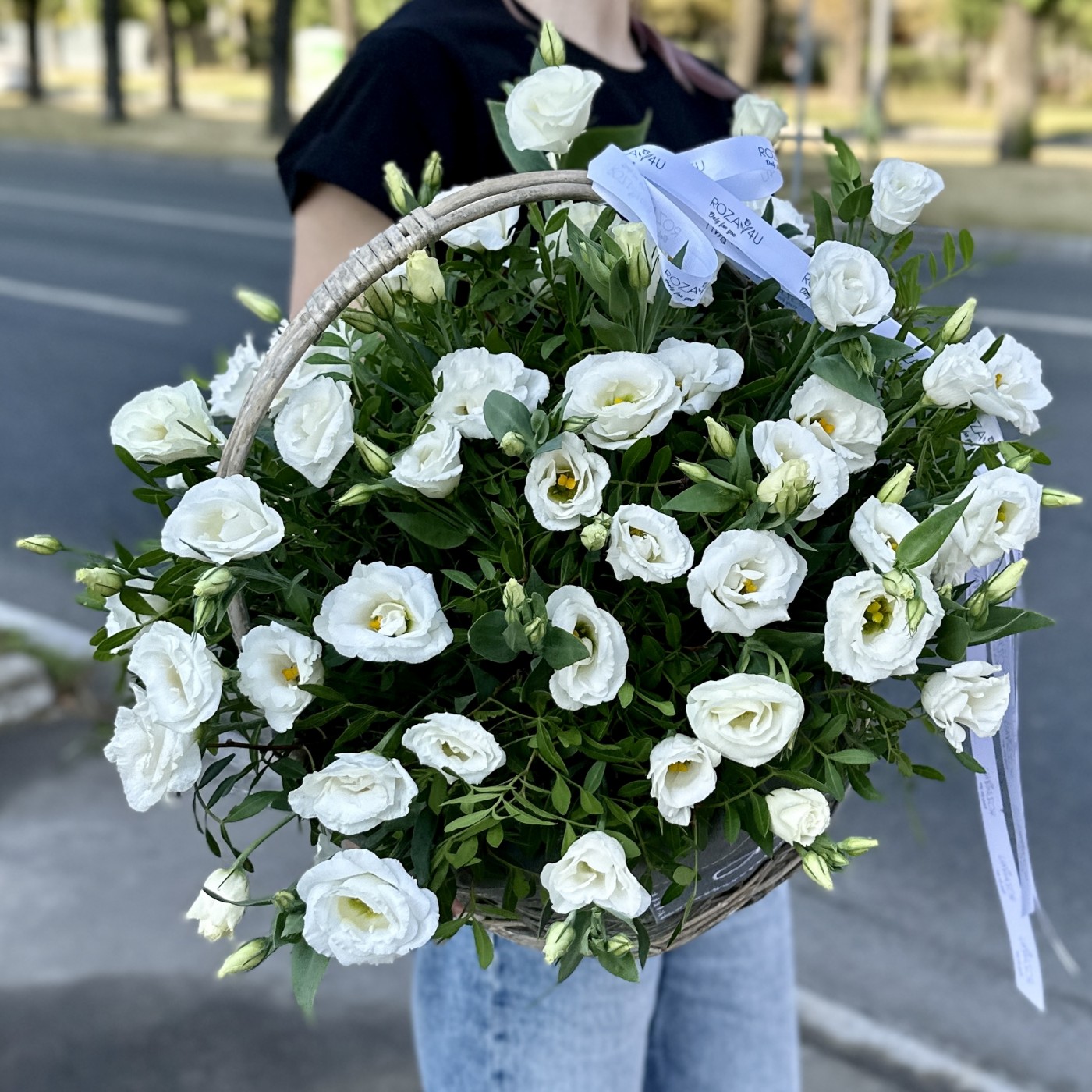Белая эустома в корзине