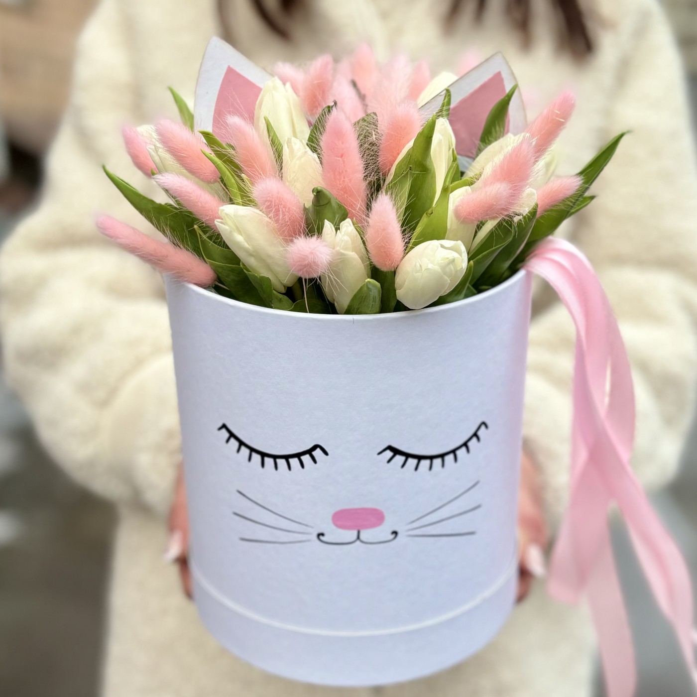 Белые тюльпаны в коробке Кошечка