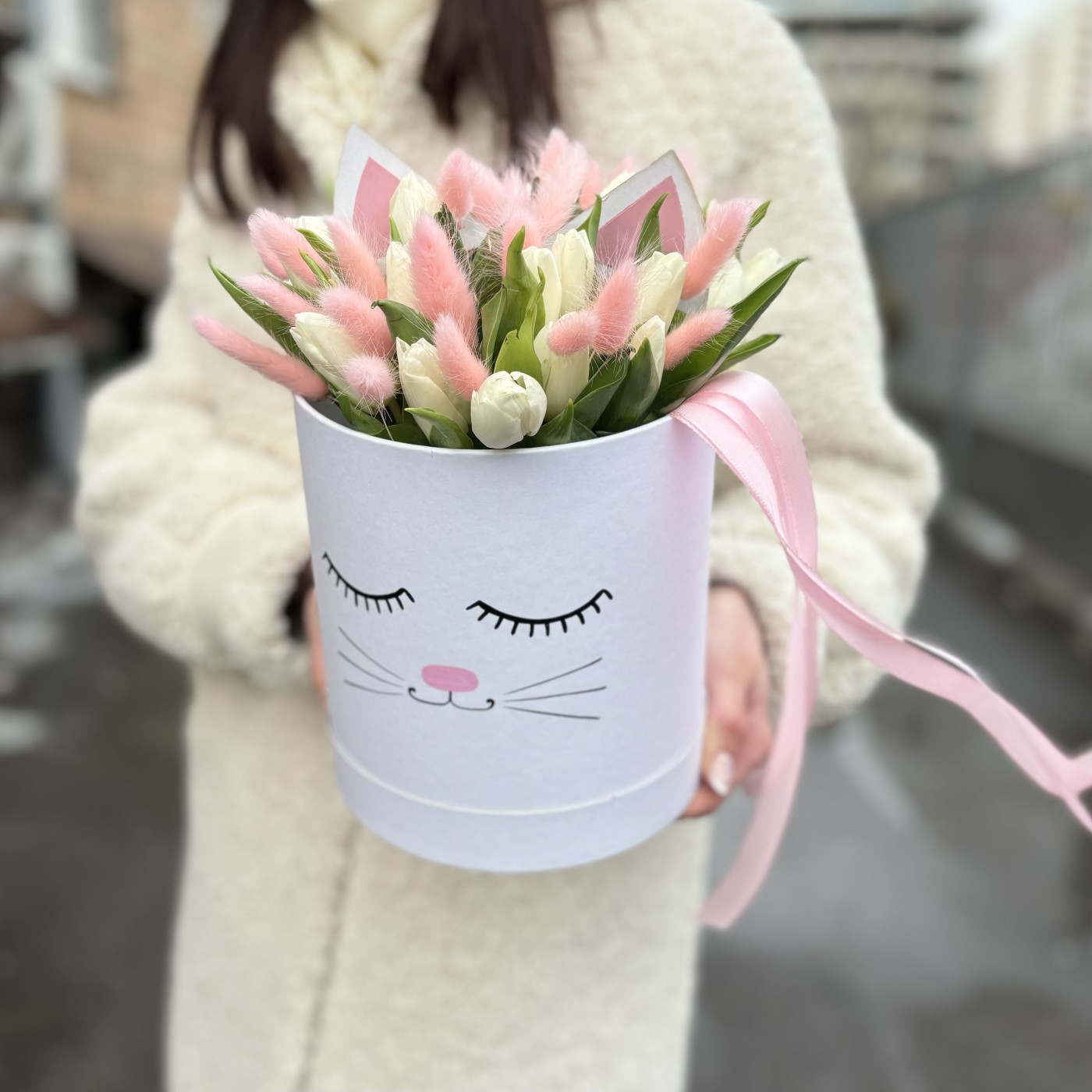 Белые тюльпаны в коробке Кошечка