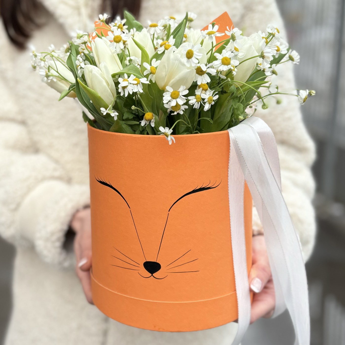 Белые тюльпаны с ромашками в коробке Лисичка