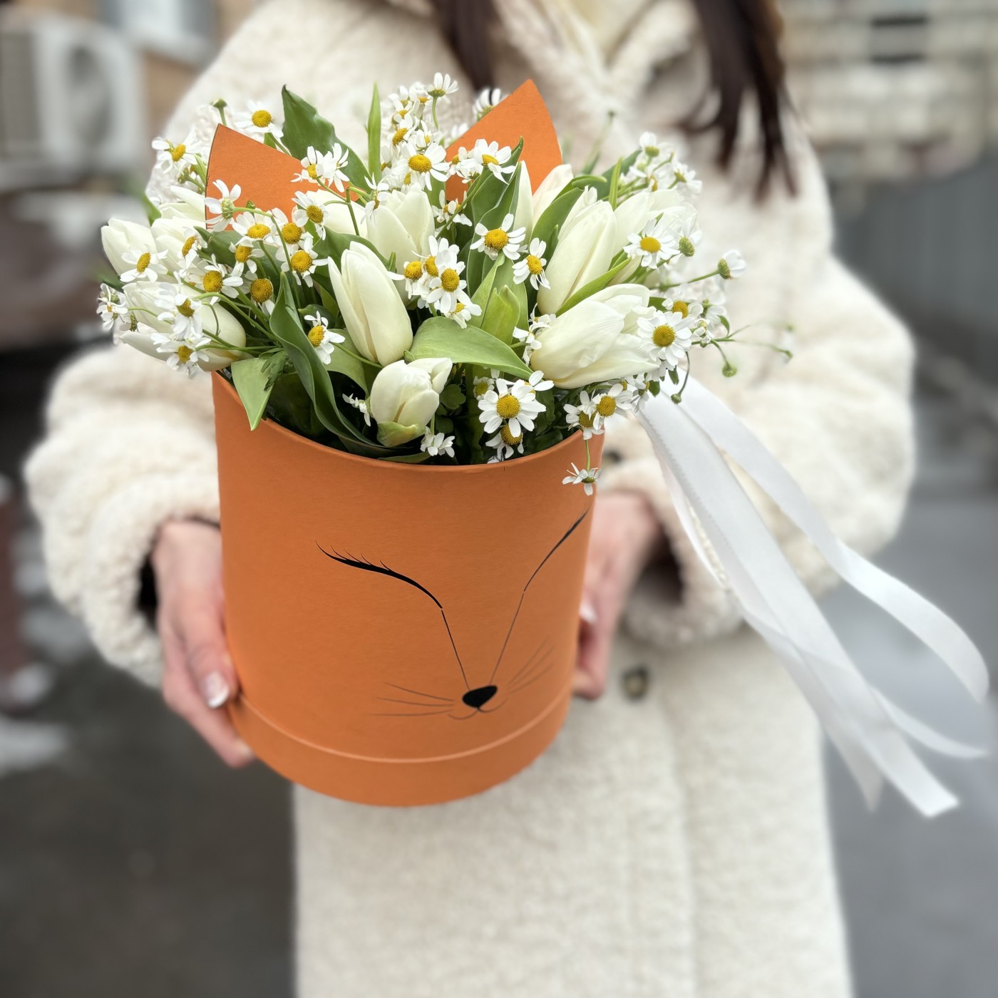 Белые тюльпаны с ромашками в коробке Лисичка