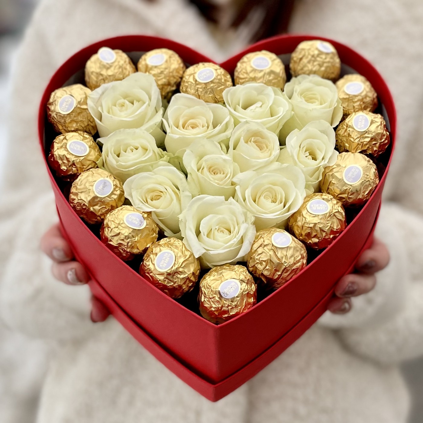 Коробка Сердце из белых роз с конфетами