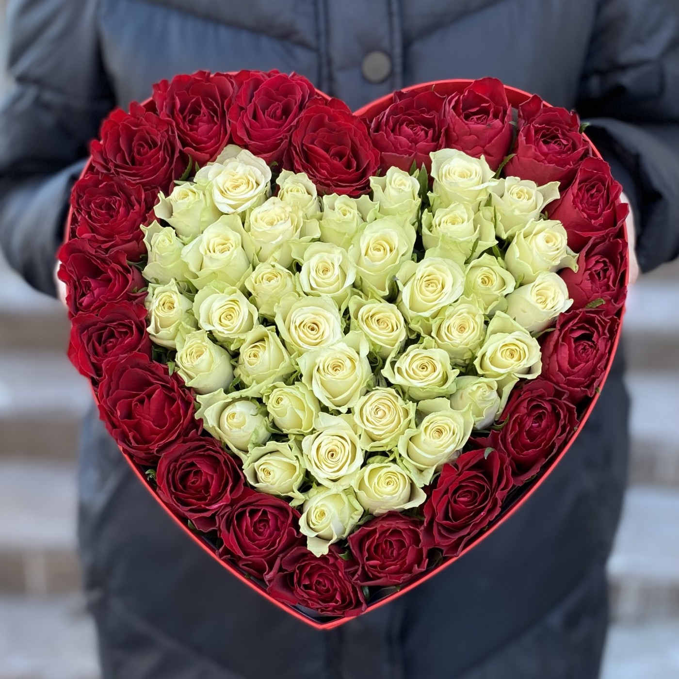 Большая коробка Сердце с красными и белыми розами