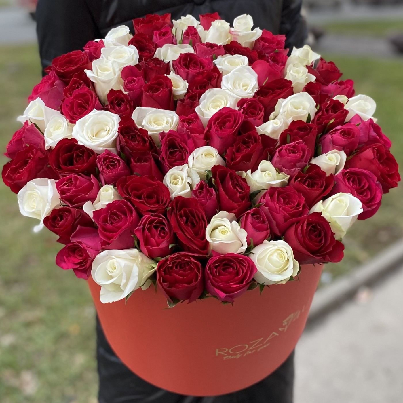 Большая красная коробка с розами