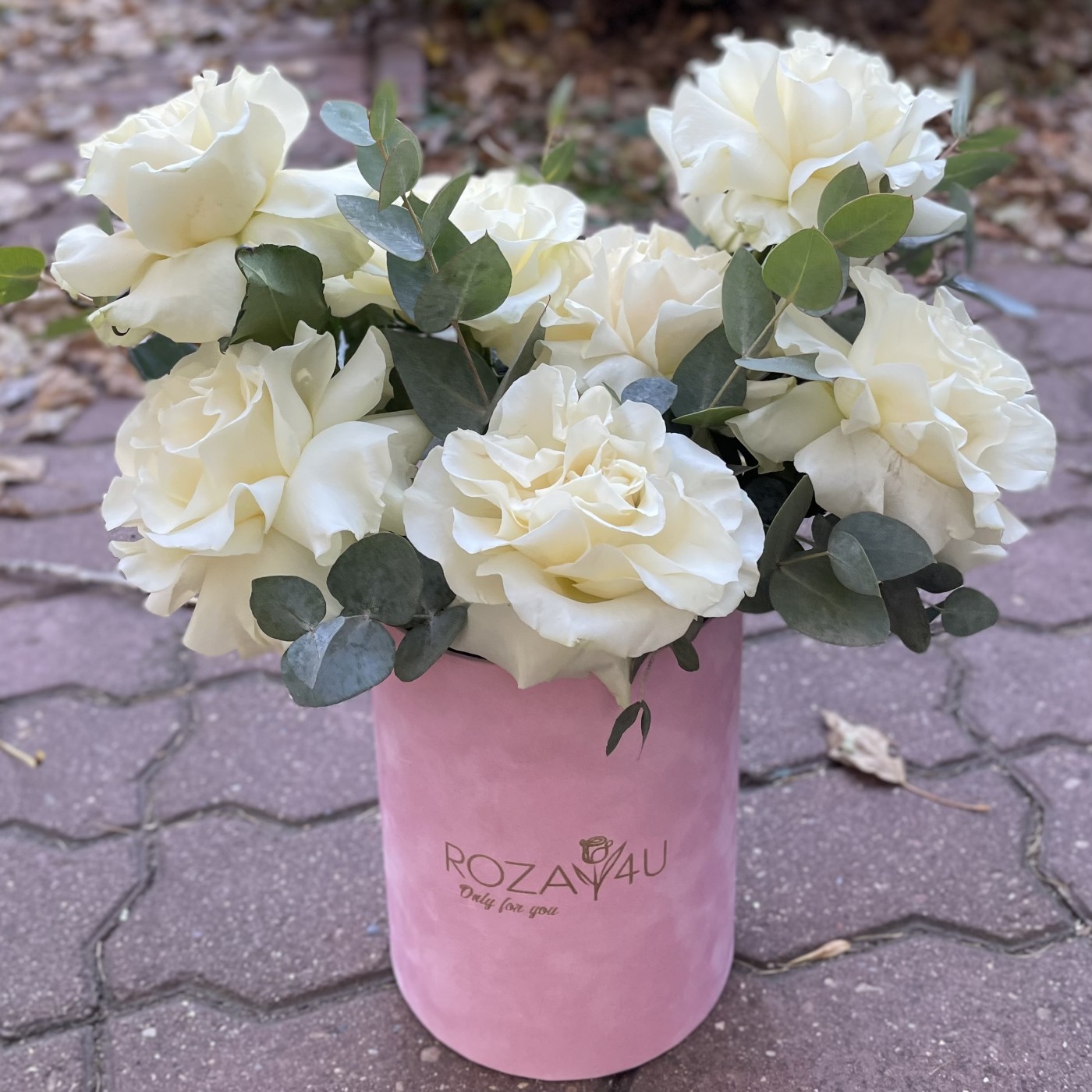 Большие белые розы в коробке