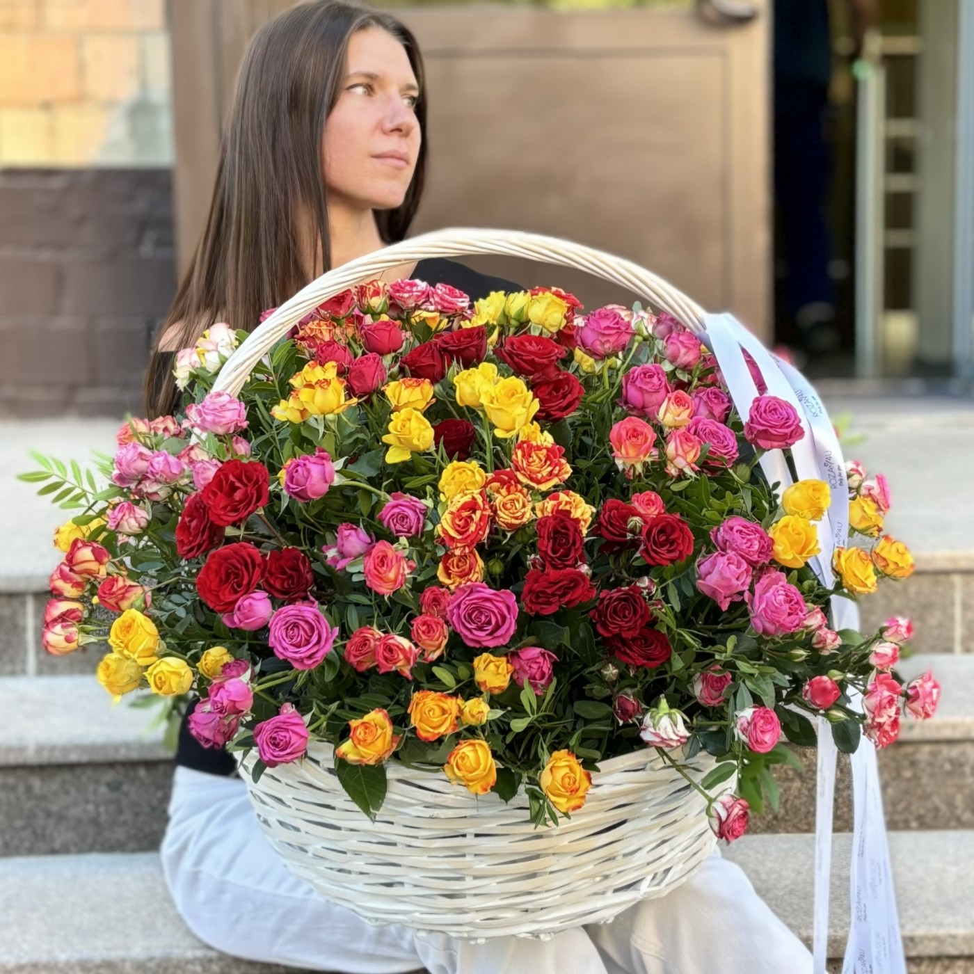 51 яркая кустовая и пионовидная роза в корзине MIX