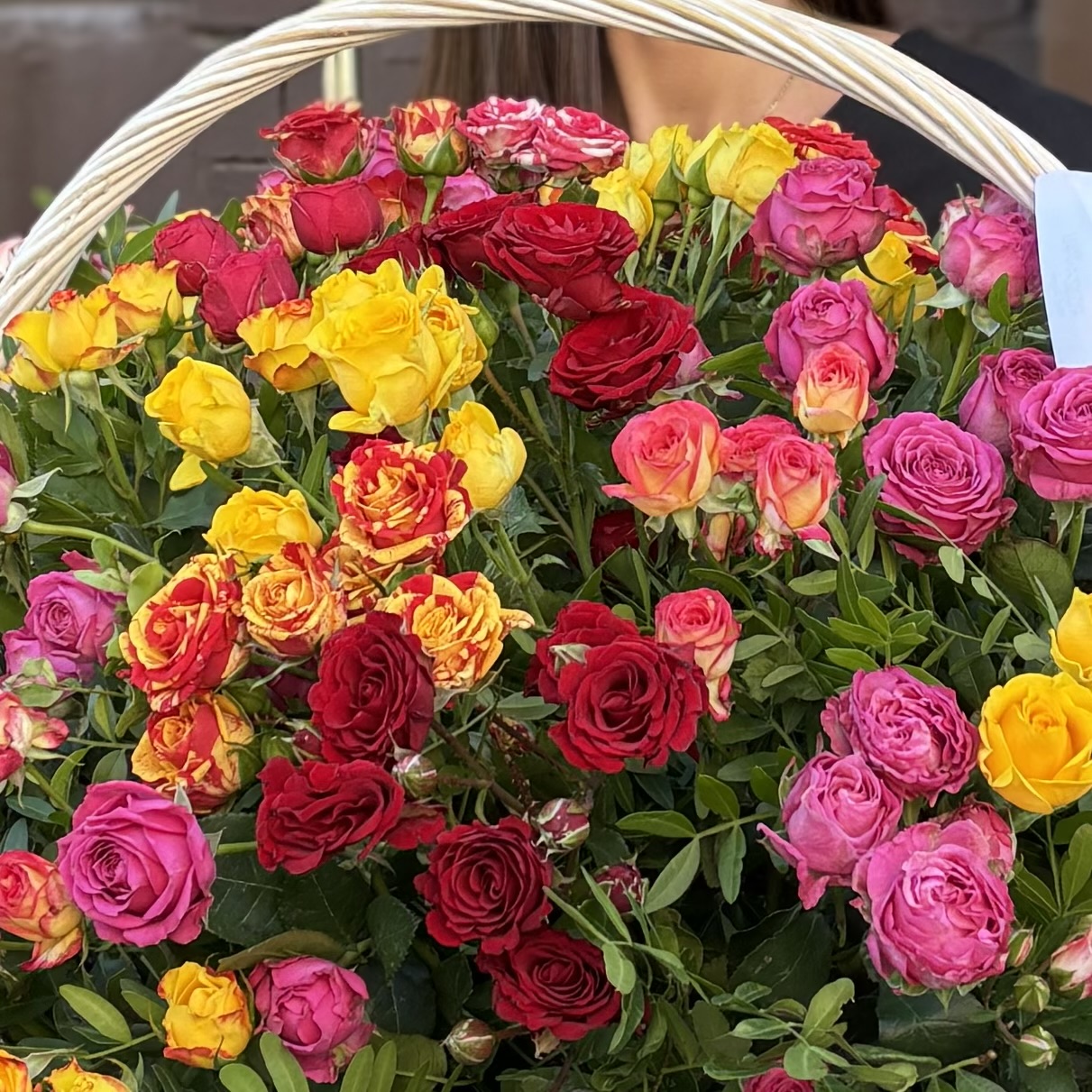 51 яркая кустовая и пионовидная роза в корзине MIX