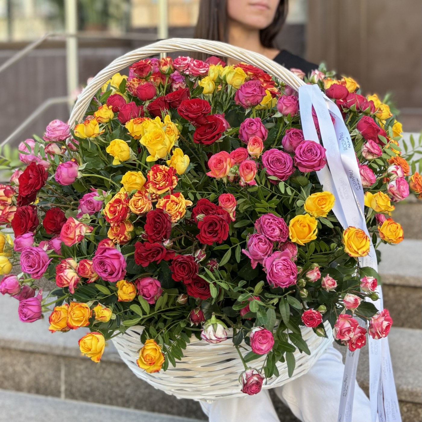 51 яркая кустовая и пионовидная роза в корзине MIX