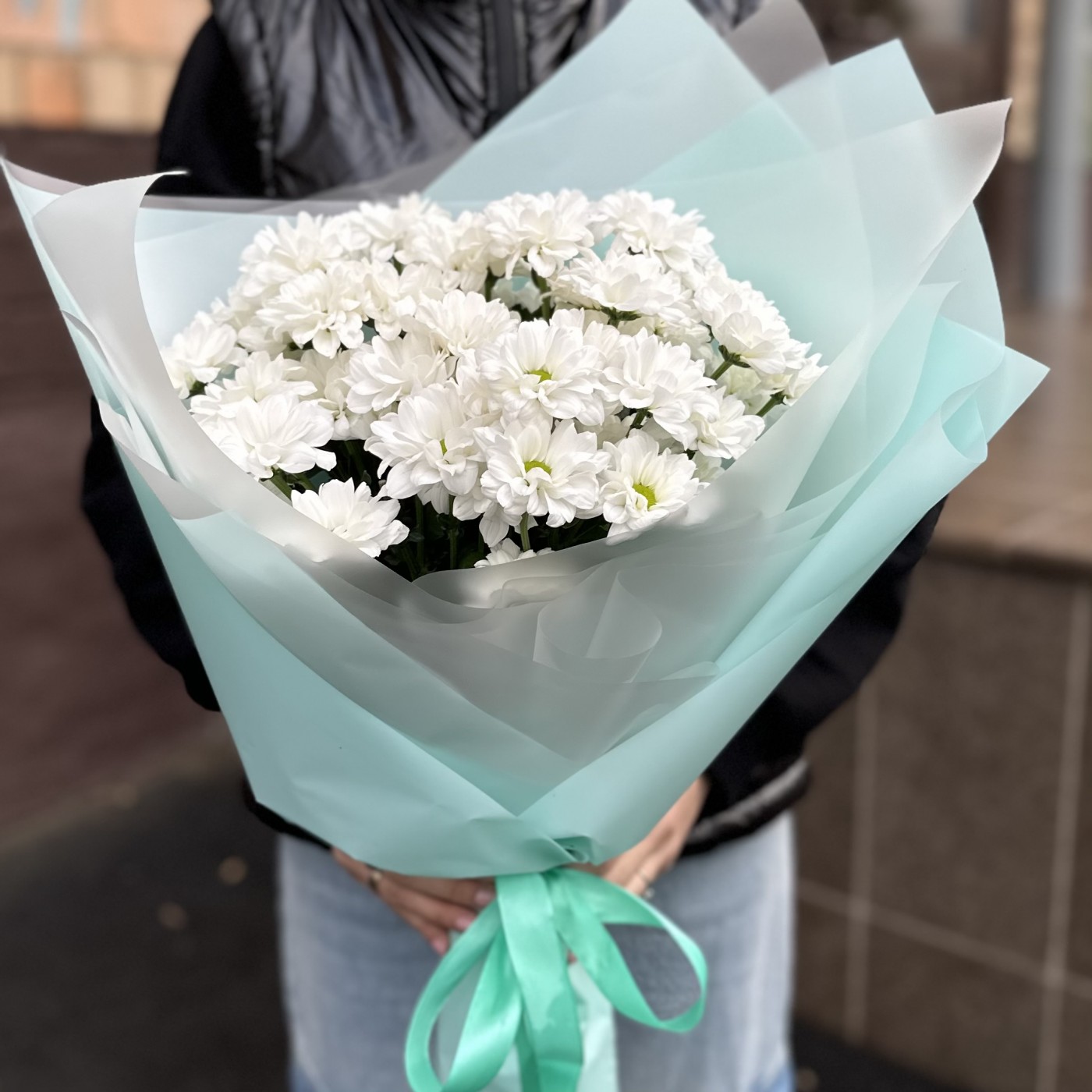 Букет белых кустовых хризантем Бакарди