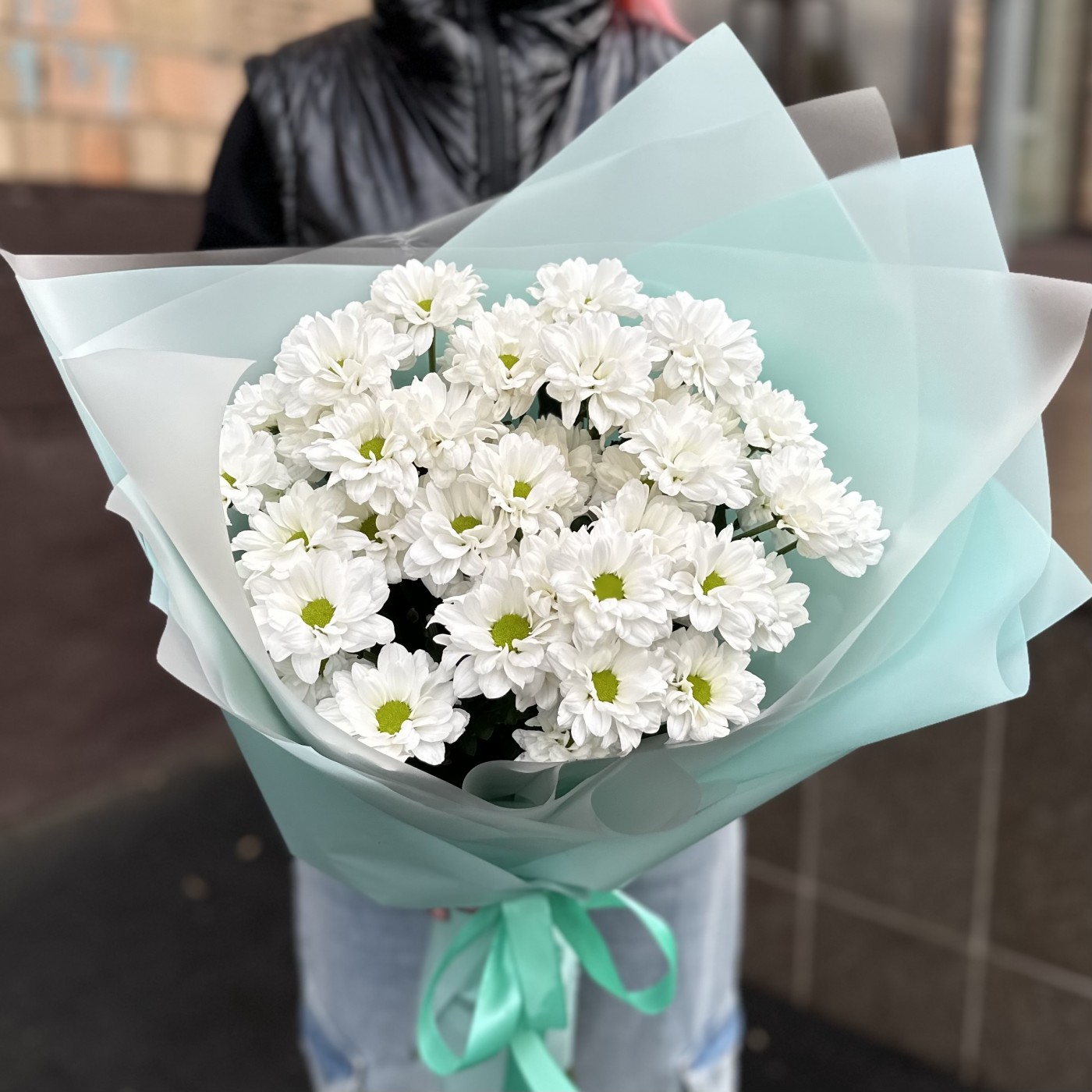 Букет белых кустовых хризантем Бакарди