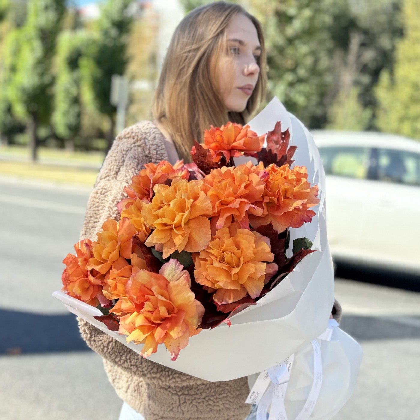 Букет из 11 пышных роз Фри Спирит с куэркусом 50 см