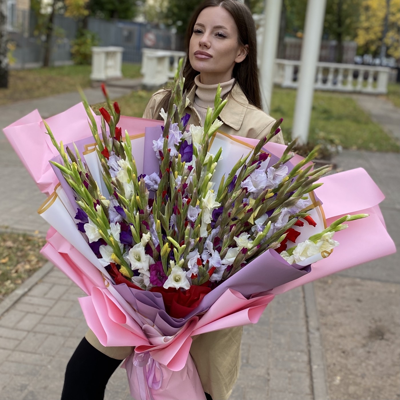 Большой букет из 51 гладиолуса Яркая радуга