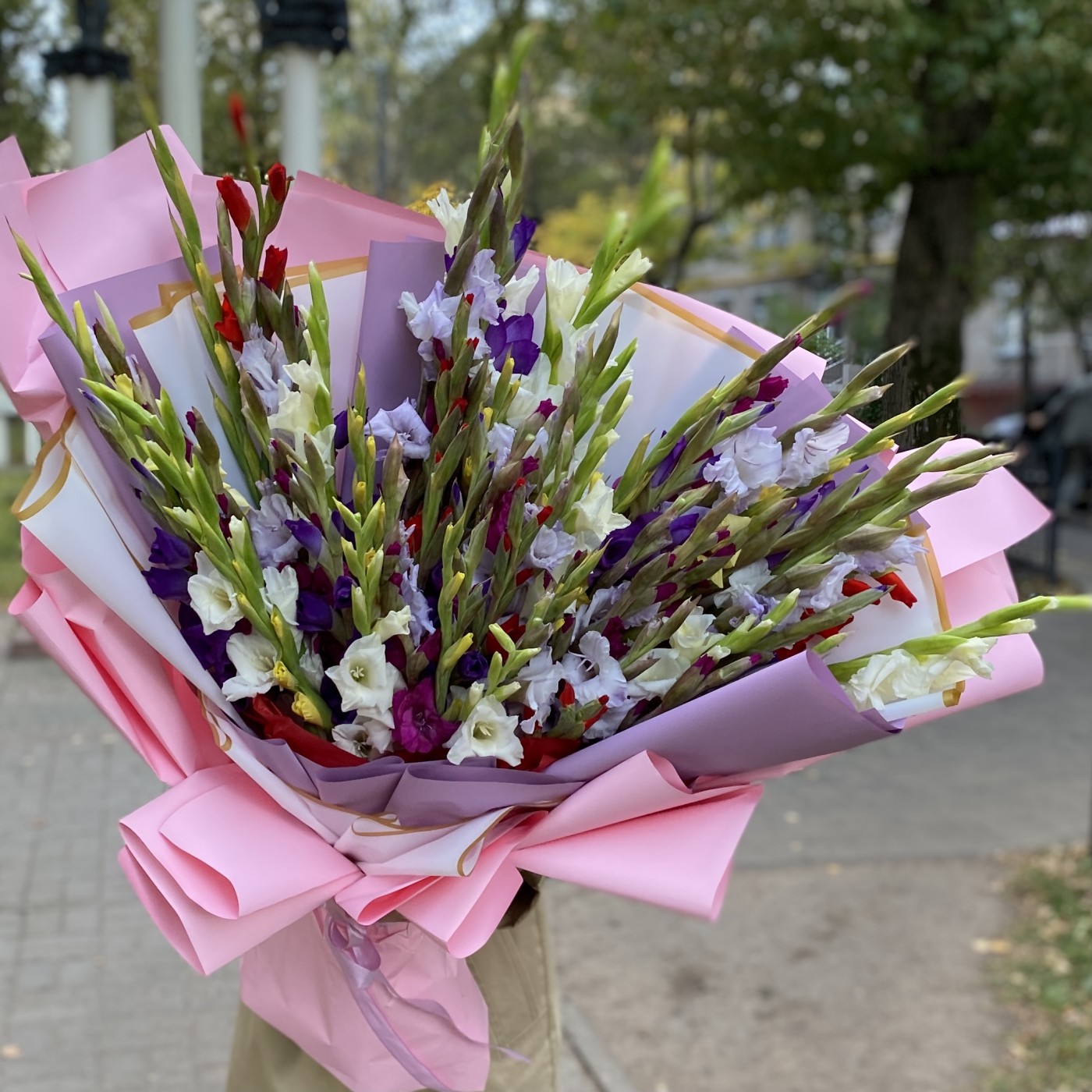 Большой букет из 51 гладиолуса Яркая радуга