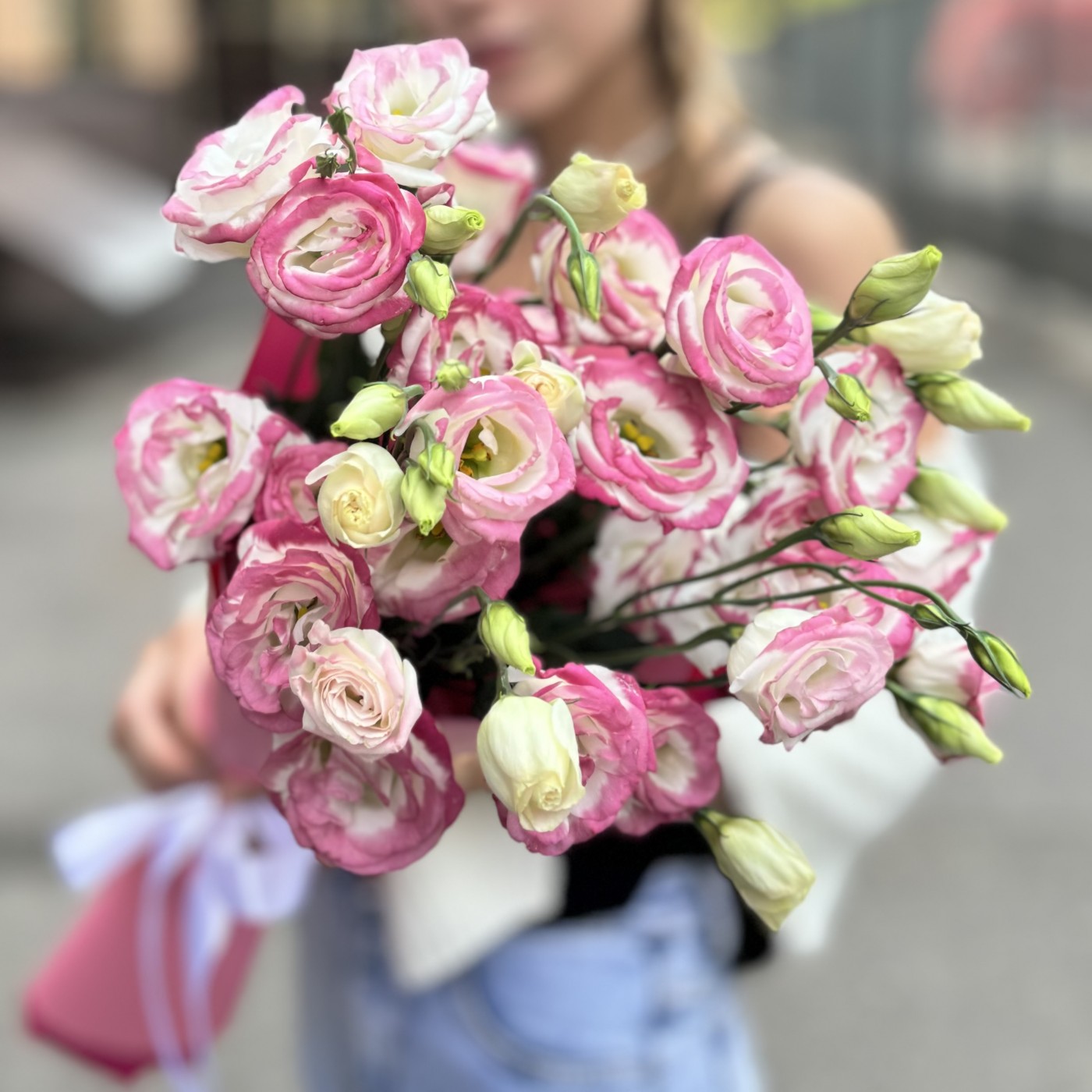 Букет из 7 бело-розовых эустом