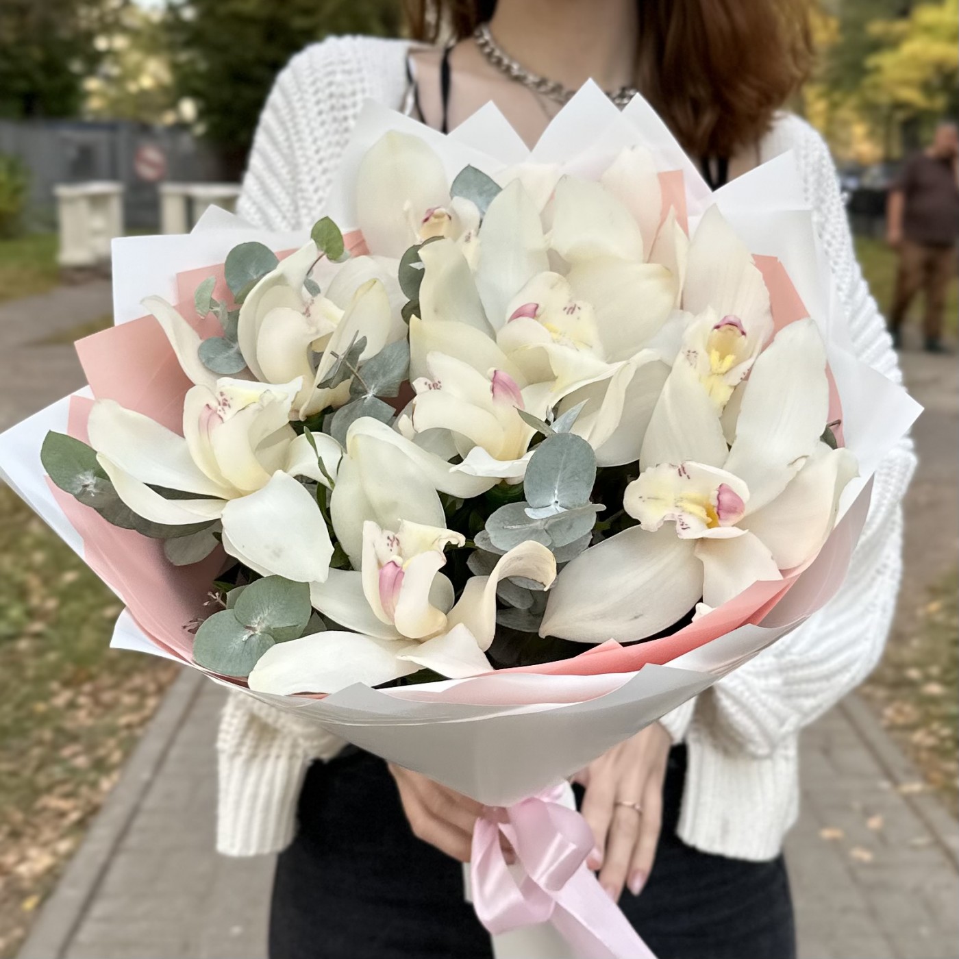 Букет из белых орхидей с эвкалиптом