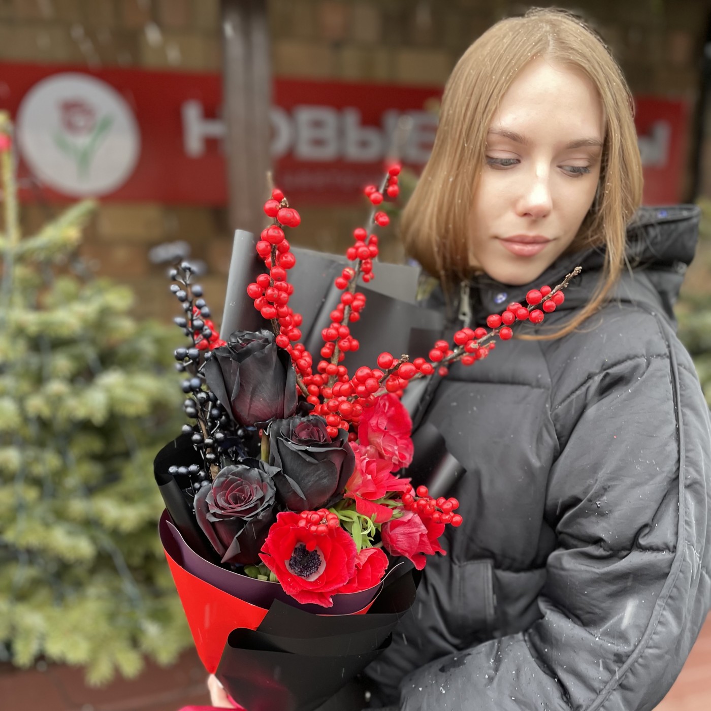 Букет из черных роз с анемоном