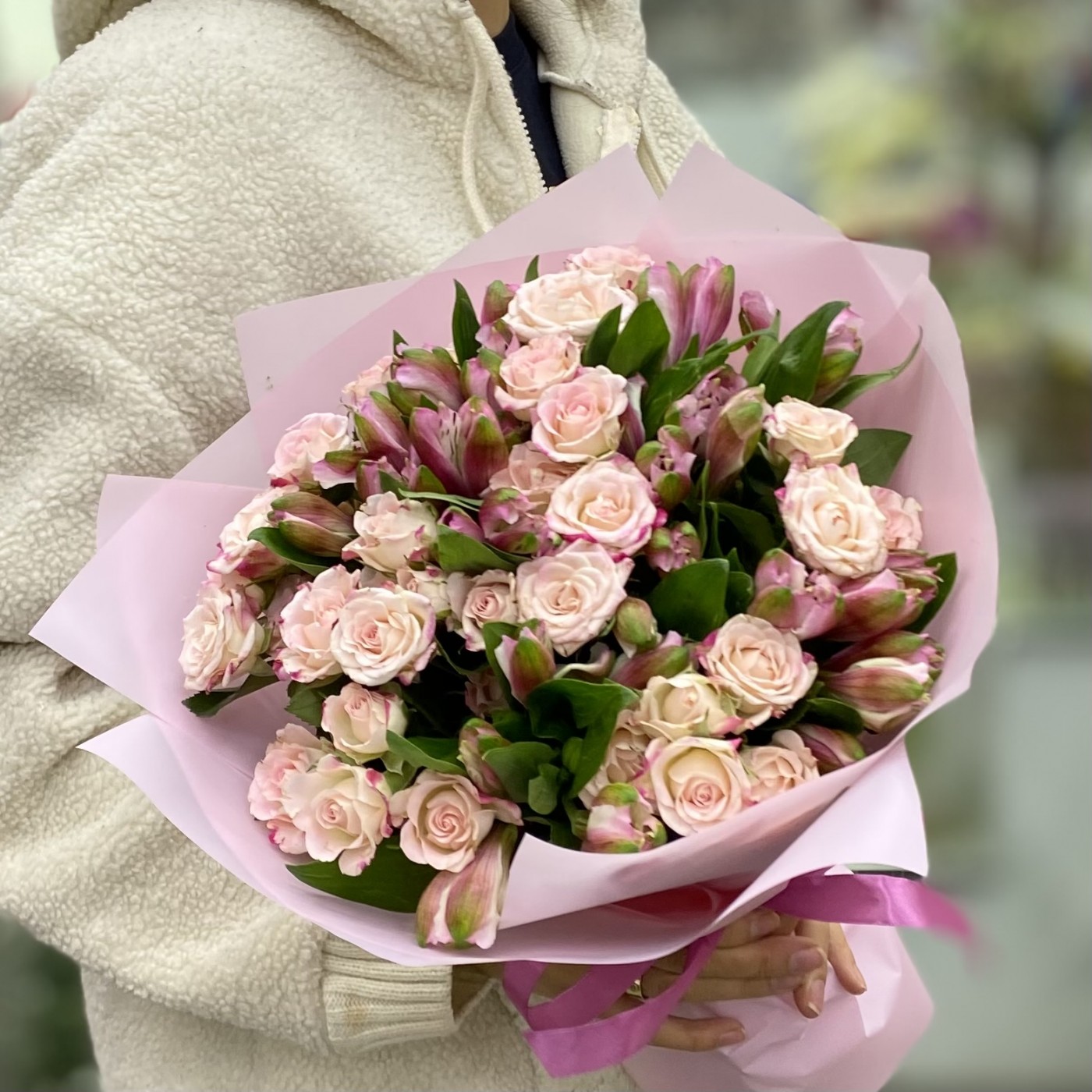 Букет из кустовых роз Рефлекс с альстромерией