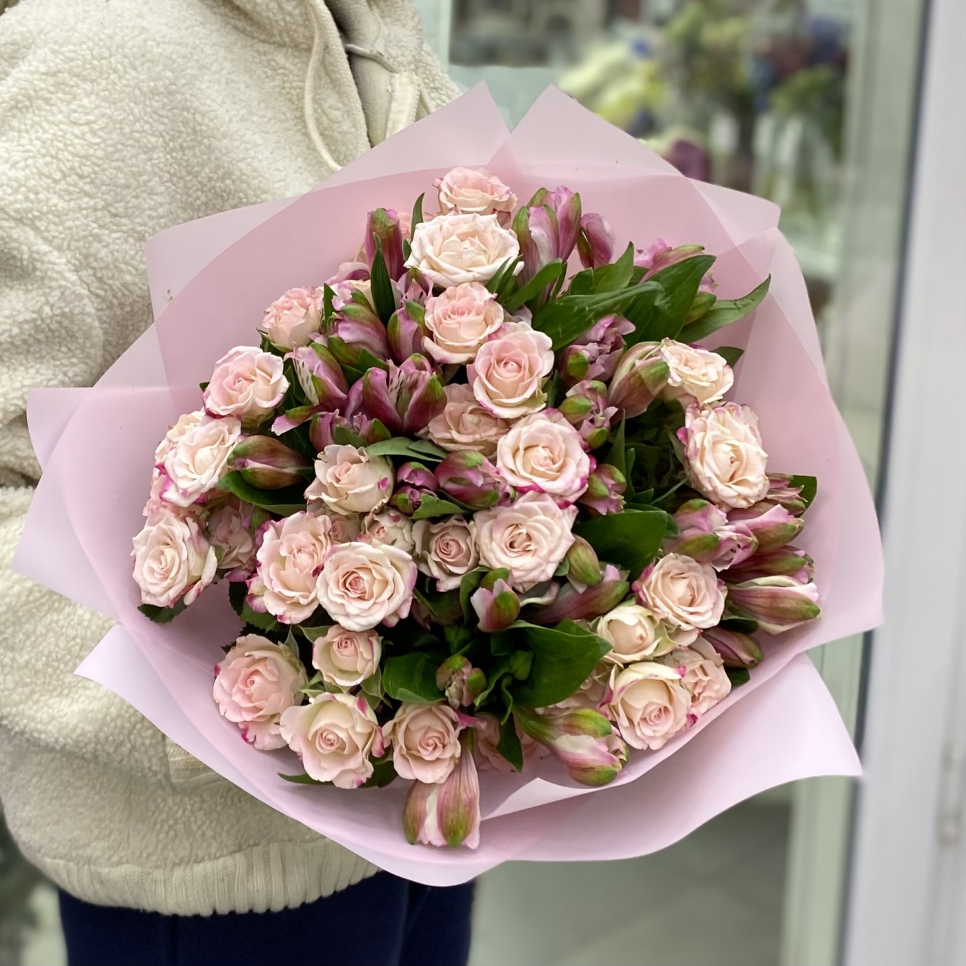 Букет из кустовых роз Рефлекс с альстромерией