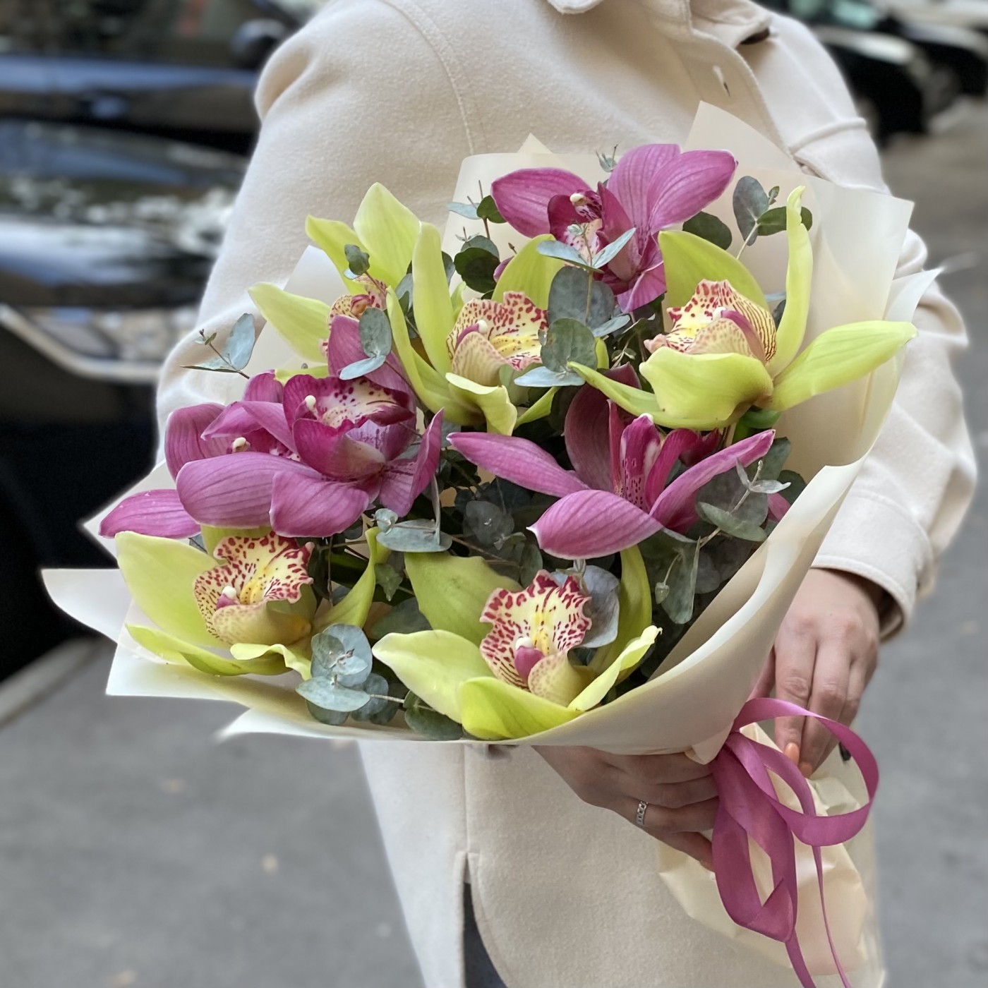 Букет из зеленых и темно-розовых орхидей с эвкалиптом