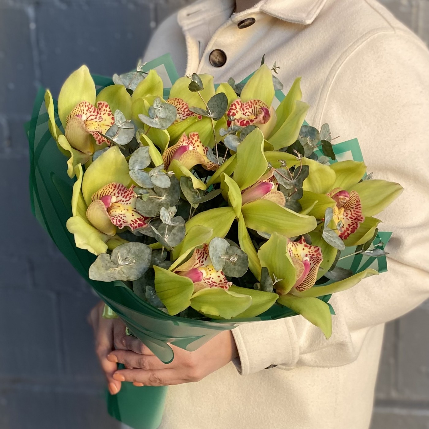 Букет из зеленых орхидей с эвкалиптом